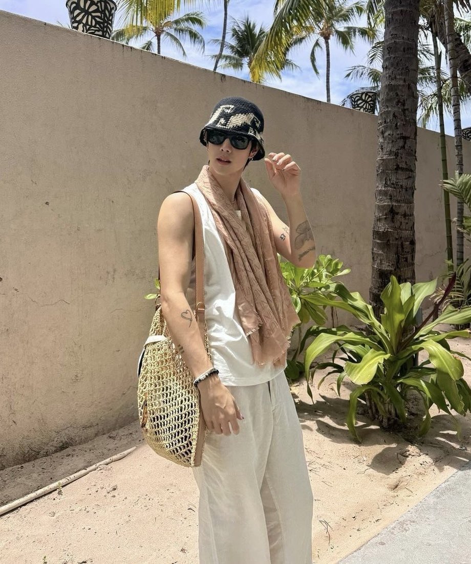 not4kei's tweet photo. .
.
.
(llegando tarde otra vez)
kei ft. supermamones presenta
#superpoolparty https://t.co/m549lVCEmk