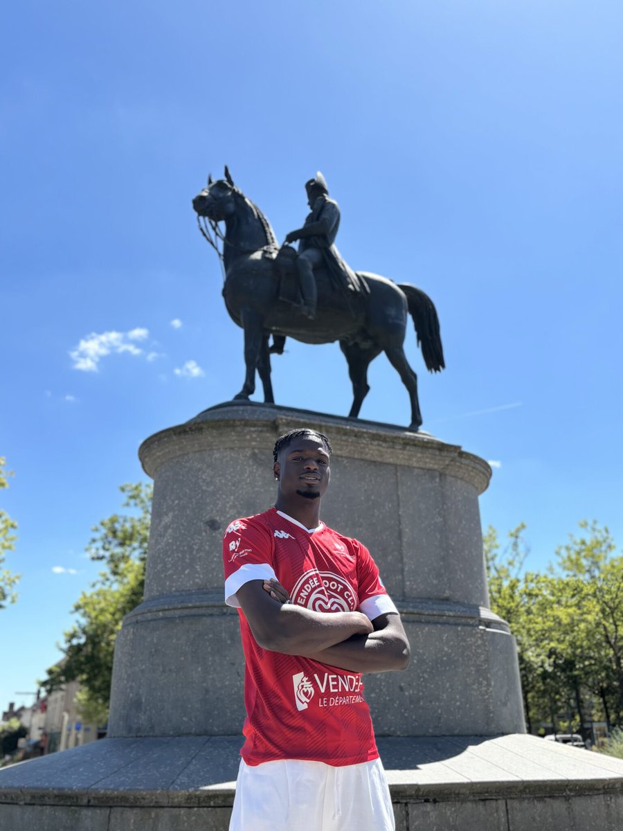 ActuFoot_'s tweet photo. Donc Mansour Samb 🇸🇳 (23 ans) débarque en Ligue 3 et inscrit… UN TRIPLÉ pour son premier match avec La Roche-sur-Yon. ⚽️⚽️⚽️

Prêté par Horsens (club de D1 🇩🇰), il sera parmi les attaquants à suivre en Ligue 3 cette saison. 🔥

Pas le temps. https://t.co/CQRRB72xmv