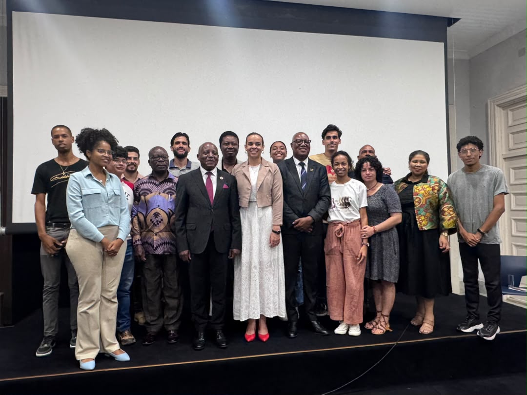 UJCdeCuba's tweet photo. En el marco de la visita a Cuba del Primer Ministro de Namibia, Hon. Dr. Tjitunga Elijah Ngurare, la Primera Secretaria del Comité Nacional de la UJC, Meyvis Estévez Echevarría, sostuvo un encuentro con el alto funcionario africano.

#UJCdeCuba https://t.co/g9rfu5APIf