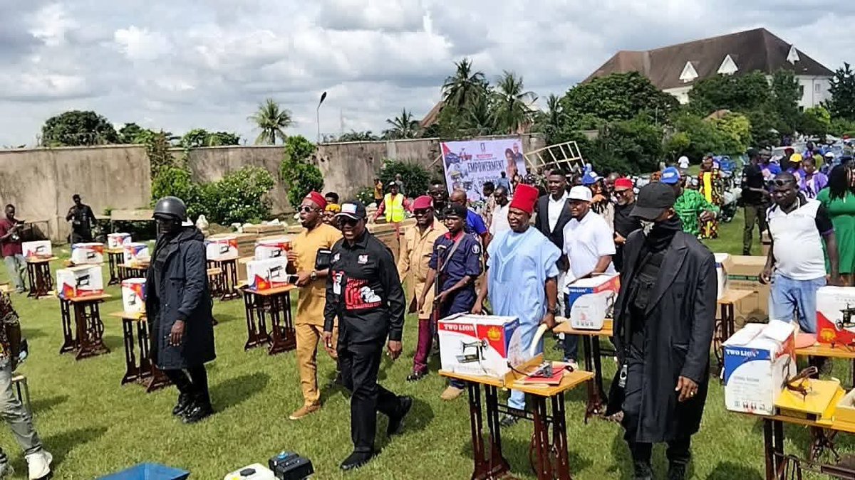 NewNgisPossible's tweet photo. See how Peter Obi is empowering his community in Anambra.

1. Sewing machines 
2. Mini buses
3. Refrigerators

Heart of humanity.

God bless Mr Peter Obi https://t.co/XAaCFHU52l