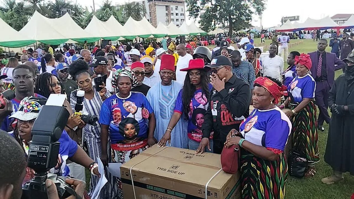 NewNgisPossible's tweet photo. See how Peter Obi is empowering his community in Anambra.

1. Sewing machines 
2. Mini buses
3. Refrigerators

Heart of humanity.

God bless Mr Peter Obi https://t.co/XAaCFHU52l