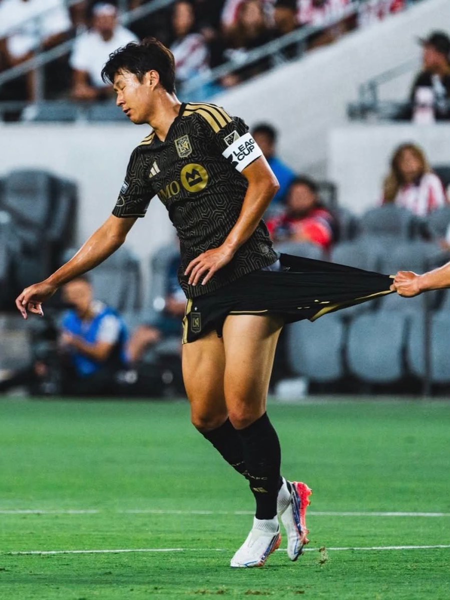 yoestudiohangul's tweet photo. 😭😅 the lengths people go to stop Sonny smh 
 Leagues Cup match LAFC vs Chivas de Guadalajara 

#sonheungmin #heungminson #손흥민 #lafc https://t.co/9YTJu4bivg