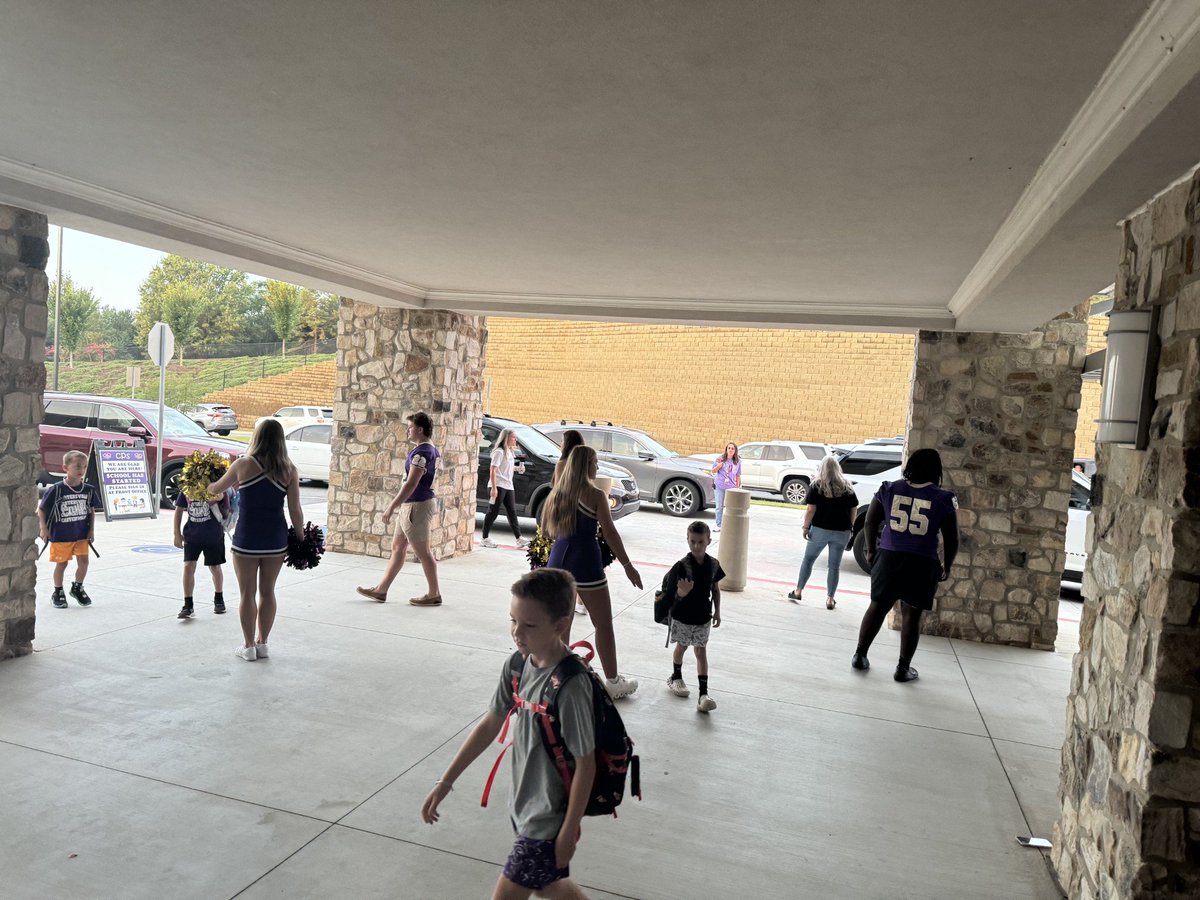 CHSHurricaneFB's tweet photo. Our players and cheerleaders had a great time welcoming students at the Primary School. #IfYouLoveItSayCanes #GreatToBeInTheVille #YoungCanes https://t.co/jNUavX8IU7