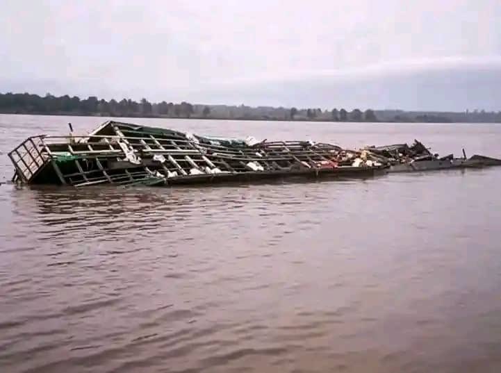 RemyBongungu's tweet photo. COMMUNIQUÉ OFFICIEL DE COMPASSION ET D'INTERPELLATION À LA SUITE DU NAUFRAGE D'UNE BALEINIÈRE SUR L'AXE FLUVIAL KISANGANI – BASOKO

Kisangani, le 7 août 2026

C'est avec une profonde tristesse et une vive émotion que j'ai appris le naufrage tragique d'une baleinière survenu sur l'axe fluvial KISANGANI –BASOKO, dans la province de la Tshopo. Ce drame, qui a coûté la vie à plusieurs de nos compatriotes et endeuillé de nombreuses familles, plonge toute la province dans la consternation.

En ma qualité de digne fils de la Tshopo, profondément attaché à cette terre qui m'a vu naître et grandir, je m'incline avec respect devant la mémoire de toutes les victimes de cette catastrophe.

Aux familles des victimes

J'adresse mes condoléances les plus sincères et les plus émues aux familles durement éprouvées. En cette douloureuse circonstance, je partage votre peine et vous exprime ma compassion ainsi que mon entière solidarité.

J'ai également une pensée particulière pour les rescapés, à qui je souhaite un prompt rétablissement. Que Dieu accueille les âmes de nos disparus dans son Royaume éternel et accorde courage et réconfort à leurs proches.

À la population de la Tshopo

J'appelle toutes les filles et tous les fils de notre province à faire preuve d'unité, de fraternité et de solidarité envers les familles touchées par ce drame. Plus que jamais, nous devons rester unis face à cette épreuve.

Aujourd'hui, la Tshopo pleure ses enfants.

Au Gouvernement provincial de la Tshopo et au Gouvernement de la République

Ce nouveau naufrage ne peut être considéré comme une simple fatalité. Il révèle une fois de plus les graves insuffisances dans l'application des mesures de sécurité sur nos voies navigables.

La surcharge des embarcations, l'absence d'équipements de sauvetage, le non-respect des normes de navigabilité ainsi que le manque de contrôle efficace continuent d'exposer nos populations à des tragédies évitables.

Face à cette situation, j'en appelle au sens élevé des responsabilités des autorités compétentes et demande :

l'ouverture immédiate d'une enquête sérieuse afin d'établir toutes les responsabilités ;

le renforcement des contrôles sur toutes les embarcations naviguant sur le fleuve Congo et ses affluents ;

l'application stricte des normes de sécurité fluviale, notamment l'interdiction de la surcharge et l'obligation de disposer de gilets et autres équipements de sauvetage ;

la prise en charge urgente des rescapés ainsi qu'une assistance humanitaire et sociale aux familles des victimes.

La vie humaine est sacrée. L'État a le devoir de protéger ses citoyens et de garantir leur sécurité. Il est temps que des mesures concrètes soient prises afin que nos fleuves cessent d'être le théâtre de drames à répétition.

En ces moments de deuil, j'invite toute la population à observer un élan de solidarité envers les familles éprouvées et à prier pour le repos éternel des disparus.

Que Dieu bénisse les familles endeuillées, protège la province de la Tshopo et bénisse la République Démocratique du Congo.

Fait à Kinshasa , le 7 août 2026.

Rémy BONGUNGU KONGAKONGA Digne fils de la Tshopo. 
@VitalKamerhe1 @bembajp @StanysBujakera @Bibishe6 @TopCongo @Tele_50 @radiookapi @RFI @actualitecd @AleshOfficiel @YvesBuya1 @EdmondIzuba1 @BoyomaRvolutio1 @7sur7_cd @JTAtv5monde