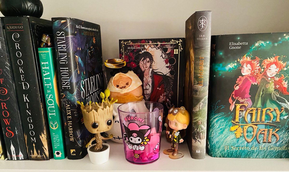 owlreads's tweet photo. 📚 —
El vasito va a decidir qué leo cuando yo no pueda.

El vasito es sabio. El vasito es justo. 
#booktwt https://t.co/sXat8KnGa6
