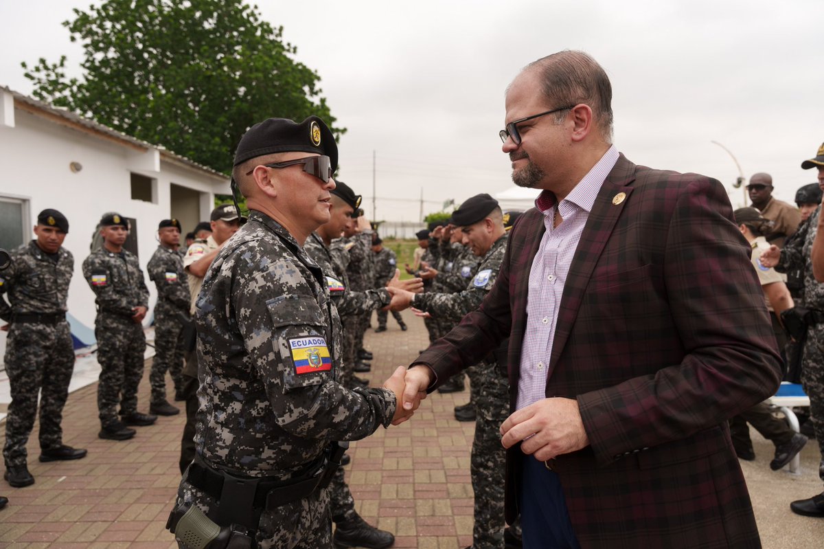 JohnReimberg's tweet photo. Bajo el agua no existen caminos marcados ni segundas oportunidades. Allí solo cuentan la preparación, la disciplina y el valor.

Hoy, 18 servidores policiales culminan 144 horas de formación especializada en búsqueda, extracción y rescate acuático y subacuático. Cada nueva capacidad fortalece a nuestra Policía Nacional para responder donde otros no pueden, especialmente cuando una familia espera respuestas.

Mi reconocimiento al Subteniente David Alexander Rodríguez Játiva, primera antigüedad del curso, y a las familias de los que culminan este curso, que también viven el sacrificio de servir al Ecuador. El verdadero honor del uniforme no está en sus insignias, sino en la tranquilidad que un policía devuelve a una familia cuando más lo necesita.