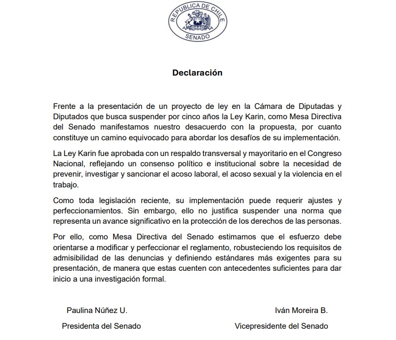 Senado_Chile's tweet photo. ✍️Declaración
Frente a la presentación de un proyecto de ley en la Cámara de Diputadas y Diputados que busca suspender por cinco años la Ley Karin, como Mesa Directiva del Senado manifestamos nuestro desacuerdo con la propuesta, por cuanto constituye un camino equivocado para abordar los desafíos de su implementación.
La Ley Karin fue aprobada con un respaldo transversal y mayoritario en el Congreso Nacional, reflejando un consenso político e institucional sobre la necesidad de prevenir, investigar y sancionar el acoso laboral, el acoso sexual y la violencia en el trabajo. 
Como toda legislación reciente, su implementación puede requerir ajustes y perfeccionamientos. Sin embargo, ello no justifica suspender una norma que representa un avance significativo en la protección de los derechos de las personas.
Por ello, como Mesa Directiva del Senado estimamos que el esfuerzo debe orientarse a modificar y perfeccionar el reglamento, robusteciendo los requisitos de admisibilidad de las denuncias y definiendo estándares más exigentes para su presentación, de manera que estas cuenten con antecedentes suficientes para dar inicio a una investigación formal.