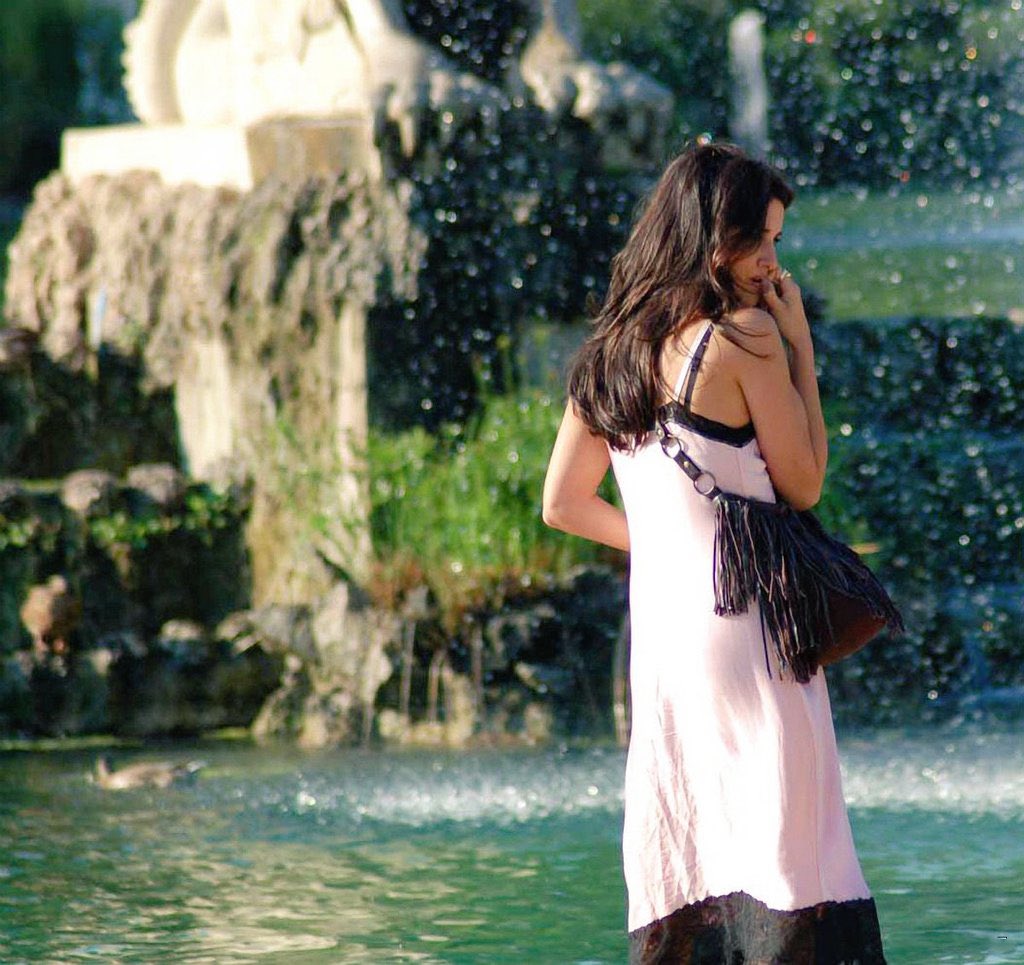 Gibboanxious's tweet photo. Penélope Cruz photographed during the filming of Vicky Cristina Barcelona, 2008. https://t.co/1gwnsubRbM