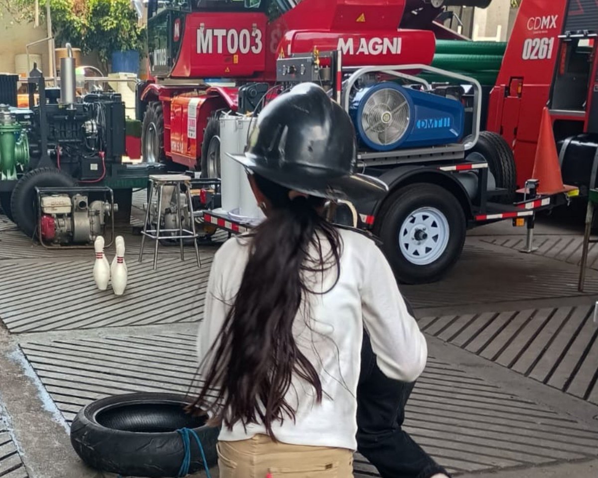 JefeVulcanoCova's tweet photo. Las visitas no se detienen. En nuestra Estación Benito Juárez, recibimos a 45 personas, entre menores y adultos, de la Casa de la Cultura.

Las niñas y los niños se convirtieron en Bomberas y Bomberos por un día mediante actividades que les permitieron conocer el equipo que utilizamos y cómo actuamos durante las emergencias, además de reforzar su cultura de la prevención con conocimientos sólidos.

Agradecemos el interés de la población por acercar a las futuras generaciones a conocer nuestra labor y por permitirnos sembrar en ellas valores que contribuyan a la construcción de una ciudad más segura.

@ClaraBrugadaM