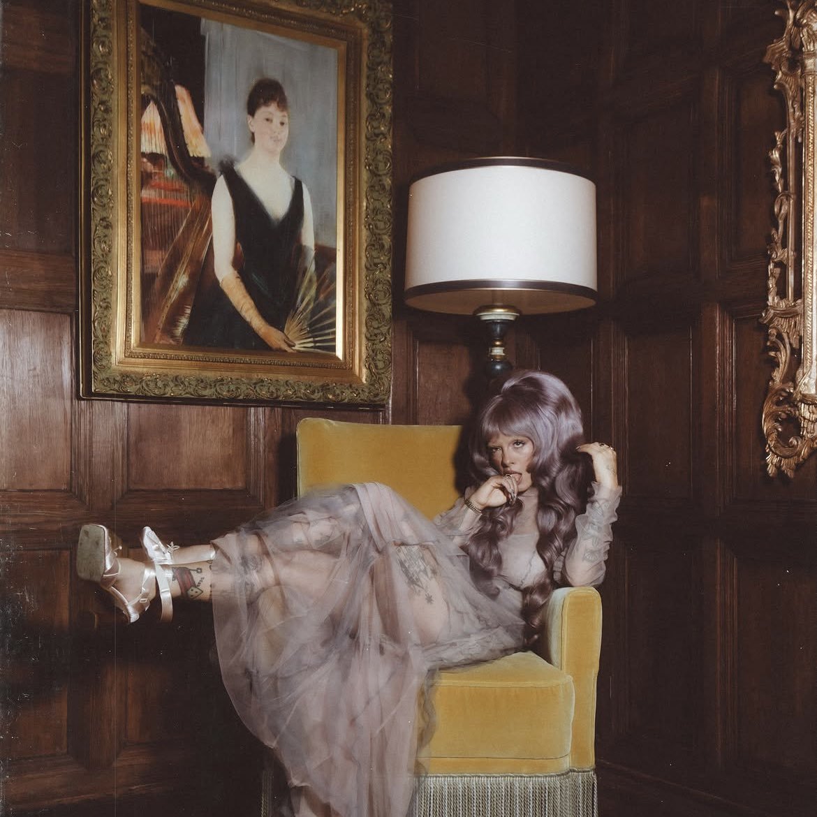 poponze's tweet photo. DIVA! Melanie Martinez belíssima em nova foto:

“Intimidando homens desde 1995.” https://t.co/Cq76kVqXWY