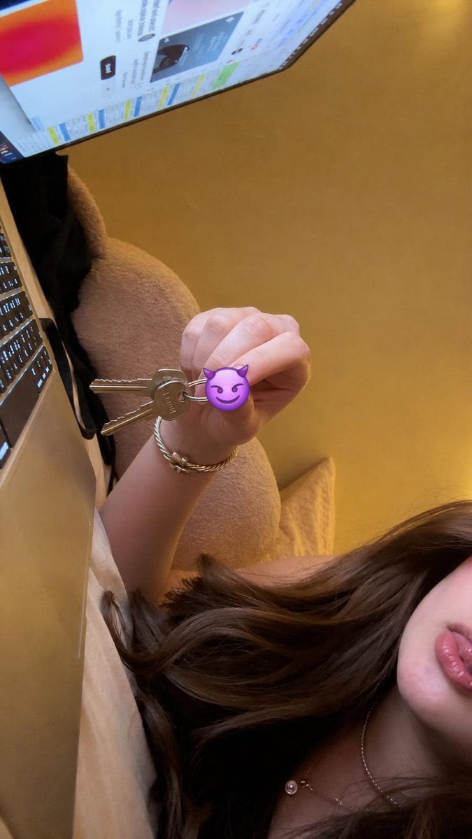QueenLurelia2's tweet photo. Die 21 Jahr Studentin hat bereits zwei Schlüssel von ihren Sklaven erhalten. Wer ist als Nächstes dran, seinen Schlüssel abzugeben?🔐😍

#findom #femdom #zahlschweiz #geldsklave #goddes https://t.co/D8WD7gp5Ja