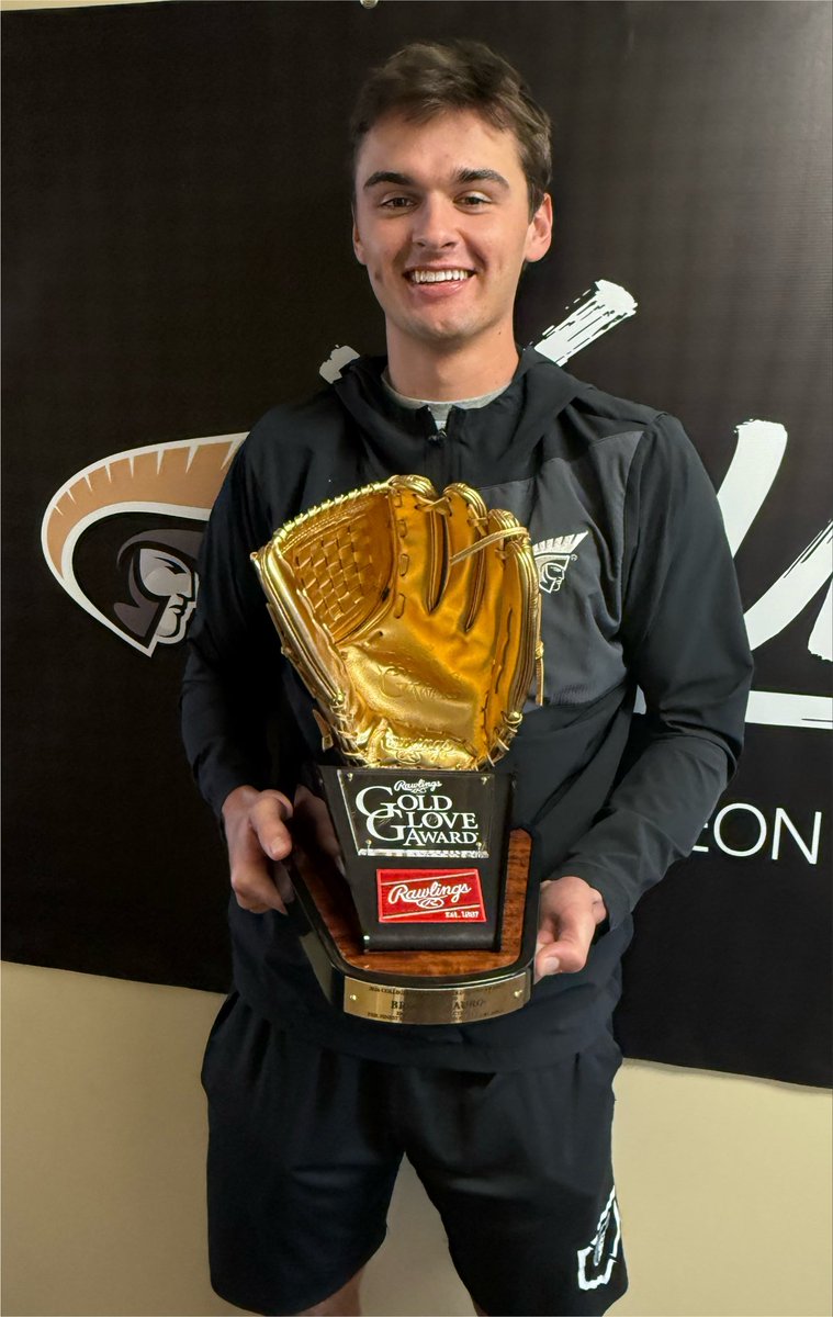 AUTrojansbsbl's tweet photo. 🏆 Brooks Mauro came in to get the hardware! 🏆
The Gold Glove looks good on him! 🔥
Hard work, toughness, and excellence rewarded. #GoldGlove #AndersonBaseball #GoTrojans https://t.co/9JwB4oOAA1