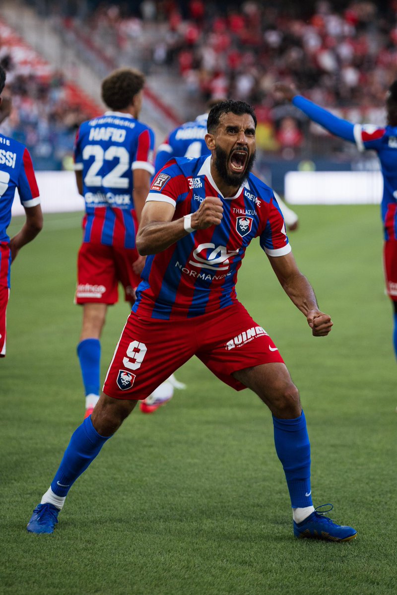 ActuFoot_'s tweet photo. FAHD EL KHOUMISTI 🇫🇷 VOIT TRIPLE ⚽️⚽️⚽️

Premier match avec Caen et il devient le meilleur buteur de l’Histoire de la troisième division française… 88 BUTS. 🥇👏

Le Stade Malherbe a recruté un CADOR de ce championnat et UNE ARME FATALE pour remonter en Ligue 2. ❤️💙

📸 @SMCaen https://t.co/OA03ymNarU