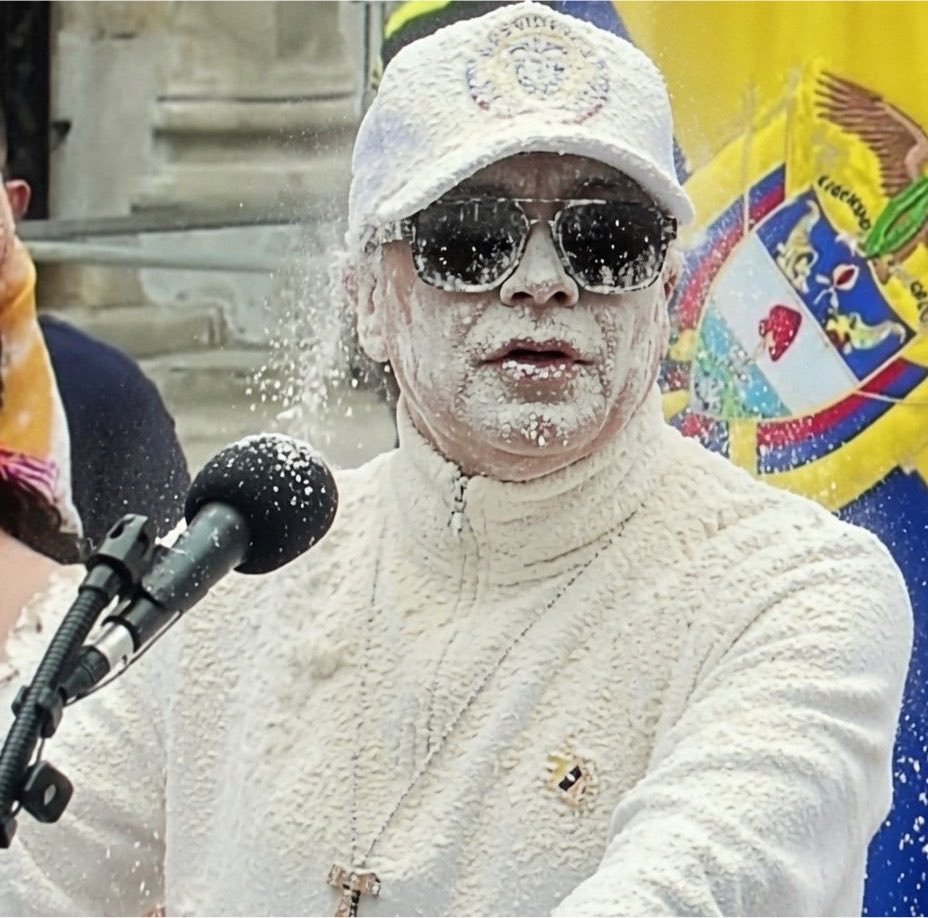 Javierito321's tweet photo. Petro, ahi viene Abelardo, actúa normal: https://t.co/lZo69QyPQL