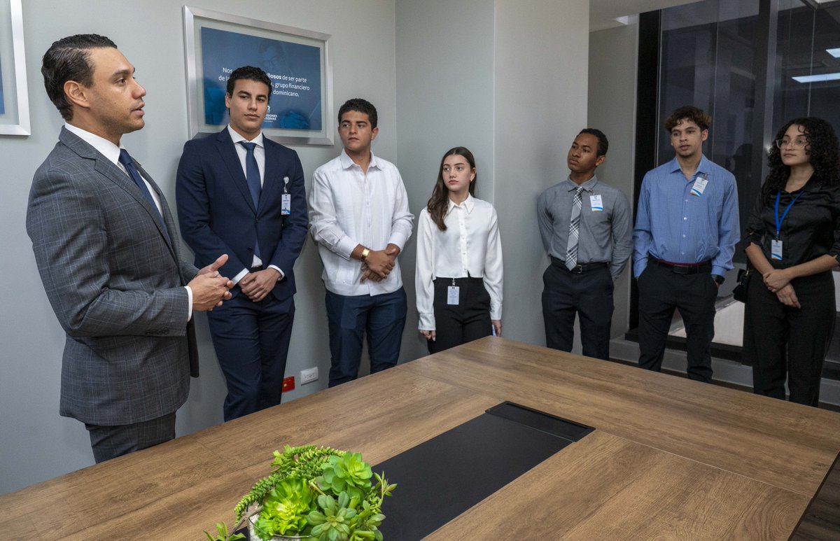 InvReservas's tweet photo. Los participantes del programa de verano de Banreservas "Conectando con mi futuro", vivieron una jornada muy especial en Inversiones &amp; Reservas.

#VeranitoBanreservas #InversionesyReservas #PasanteDeVerano https://t.co/WXigybHQJI