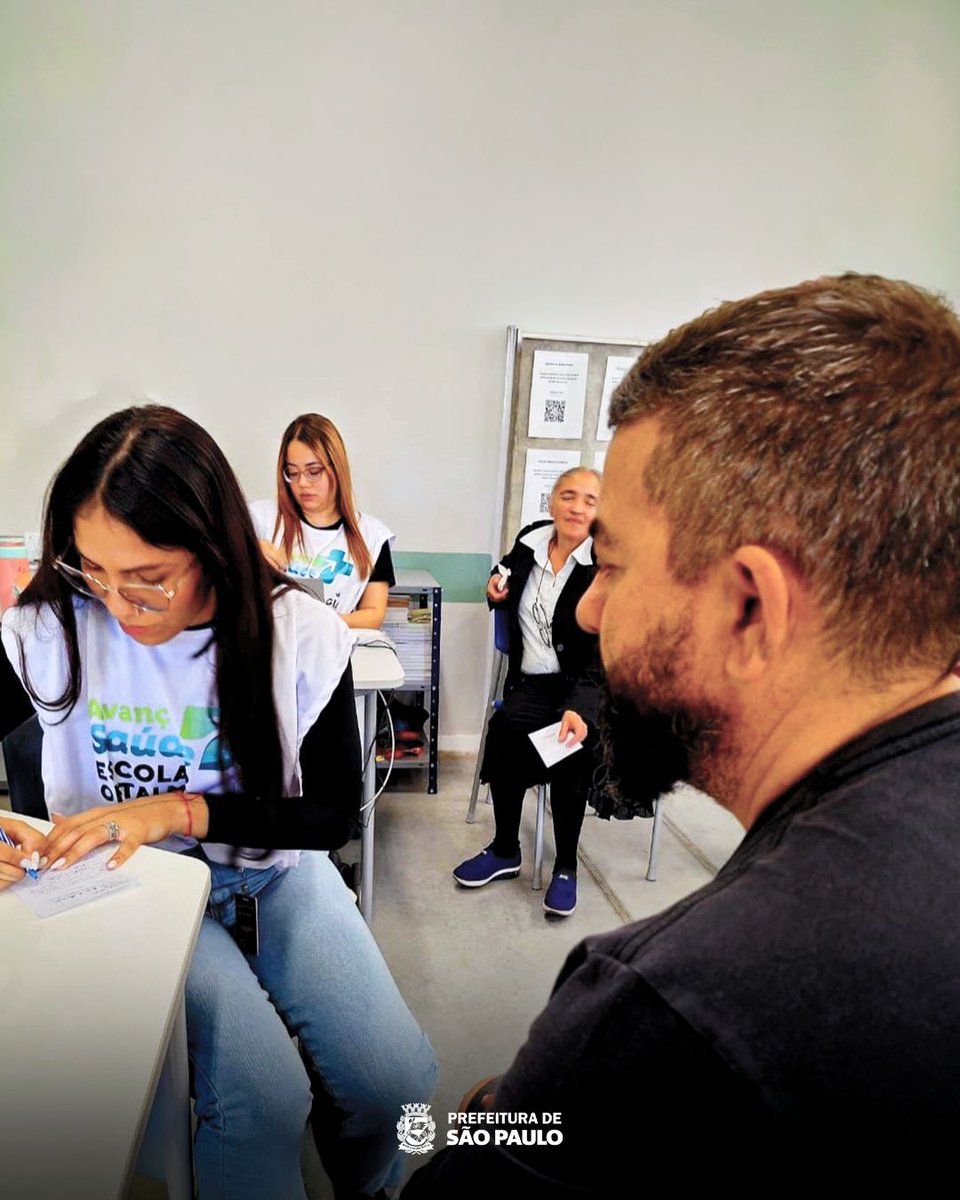 saudeprefsp's tweet photo. O Avança Saúde Escolar – Oftalmologia foi ampliado para estudantes da Educação de Jovens e Adultos (EJA), do Centro Integrado de Educação de Jovens e Adultos (CIEJA) e do Movimento de Alfabetização de Jovens e Adultos (MOVA). A nova etapa prevê beneficiar mais de 37 mil pessoas com avaliações, consultas especializadas, exames e entrega gratuita de óculos.

É saúde e educação caminhando juntas para ampliar o acesso ao cuidado, a autonomia e a qualidade de vida. A Saúde não para!