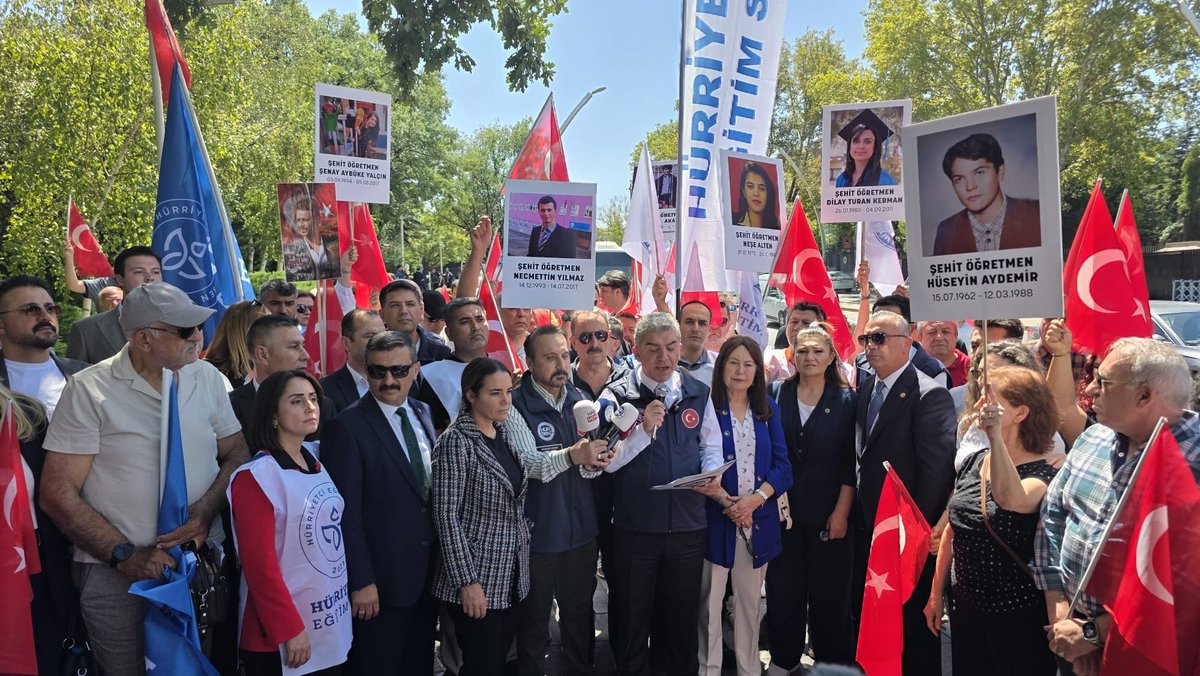 leventkuruoglu's tweet photo. ŞEHİT ÖĞRETMENLERİMİZ ADINA İTİRAZ EDİYORUZ
Değerli basın mensupları,
Kıymetli eğitim çalışanları,
Basın açıklamamıza katılan değerli milletvekilleri
Aziz Türk milleti;

Hürriyetçi Eğitim Sen, eğitim çalışanlarının sendikasıdır. Bu nedenle bugün burada, terör örgütü PKK tarafından şehit edilen öğretmenlerimiz adına bulunuyoruz.

Biz eli kanlı PKK terör örgütünü açık veya üstü kapalı af getiren düzenlemede şehit öğretmenler adına tarafız. 
Öğretmenler olarak bizler şehir merkezlerinde ilçelerde kasabalarda köylerde ülkemizin en ücra köşelerinde ülkemizin 60 bin noktasında Türk bayrağını göklere çekenleriz. Bu ülkenin çocuklarını aydınlık yarınlara ulaştırmak için elimizde bir kalemle görev yapanlarız.  Görevini yaparken PKK terör örgütü mensupları tarafından 157 öğretmenimizi şehit vermiş bir meslek grubuyuz.

PKK terör örgütü mensubu katil hain alçak teröristler tarafından Yasemin ve Bayram Tekin öğretmenlerimiz, kızları Betül ile birlikte katledildi. 

Yasemin öğretmeniz 8 aylık hamileydi kızları Betül 3 yaşındaydı. Bayram Tekin’in gözleri önünde Yasemin öğretmenimizi karnındaki 8 aylık çocuğuyla ve 3 yaşındaki kızları Betül’ü kurşuna dizdiler. Sonra Bayram öğretmenimiz kurşuna dizildi.

Neşe Alten, ilk görev yerine büyük bir heyecanla gitmiş genç bir öğretmendi. Babasıyla birlikte şehit edildi.

Necmettin Yılmaz, öğrencilerine ve mesleğine kavuşalı henüz aylar olmuşken kaçırıldı ve katledildi.

Şenay Aybüke Yalçın, öğrencilerine karnelerini dağıttığı gün terör saldırısında şehit edildi.

Biz bugün burada şehit öğretmenlerimiz ve aileleri adına konuşuyoruz.

Şenay Aybüke Yalçın adına konuşuyoruz.
Necmettin Yılmaz adına konuşuyoruz.
Neşe Alten adına konuşuyoruz.
Ayşe ve Numan Konakçı adına konuşuyoruz.
Yasemin ve Bayram Tekin adına konuşuyoruz.
Üç yaşındaki kızları Betül adına konuşuyoruz.
Buminhan Temizkan, Nurettin Aslan ve Aydın Yılmaz adına konuşuyoruz.

PKK terör örgütünün hain saldırılarında şehit edilen bütün öğretmenlerimiz ve aileleri adına konuşuyoruz.

Biz bugün TBMM meclisine getirilen Çerçeve Yasada şehit öğretmenler adına tarafız. 

TBMM’de çerçeve yasanın görüşüleceği komisyona sesleniyoruz. Bebek katili Apo’nun fikrinin alındığı kanun teklifinin görüşmelerinde bir eğitim sendikası olarak konuşma hakkımızın verilmesini istiyoruz.

Biz terörün sona ermesine karşı değiliz.

Bu ülkede hiçbir askerimizin, polisimizin, korucumuzun, öğretmenimizin veya vatandaşımızın bir daha terör saldırısında hayatını kaybetmemesini herkesten çok isteriz.

Terör örgütü bütün silahlarını teslim etmeli, örgütsel yapısını dağıtmalı ve Türkiye Cumhuriyeti’nin hukukuna koşulsuz biçimde teslim olmalıdır.

Ancak terör örgütünün silah bırakması, Türk milletine yapılmış bir iyilik değildir.

Bu, devlete sunulmuş bir lütuf değildir.

Pazarlık kozu hiç değildir.

Suç işlemeyi bırakmak, işlenen suçları ortadan kaldırmaz.

Bugün silah bıraktığını söyleyenlerin geçmişte işledikleri suçlar, şehitlerimizin mezarları ve ailelerinin acıları olduğu yerde durmaktadır.

Bu teklif hazırlanırken terör suçlularının geleceği düşünülmüş; fakat şehit ailelerinin, gazilerin, terör mağdurlarının ve milletimizin adalet duygusu dikkate alınmamıştır.

Terör suçlularına hangi kolaylıkların sağlanacağı ayrıntılı biçimde konuşulurken, şehitlerin ailelerine ne söyleneceği cevapsız bırakılmıştır.

Biz bu teklifte şehit edilen öğretmenlerimizin, askerlerimizin, polislerimizin, korucularımızın, kamu görevlilerimizin vatandaşlarımızın sesini göremiyoruz.

Biz bu teklifte, evladını toprağa veren annenin gözyaşını göremiyoruz.

Biz bu teklifte, eşi, kardeşi şehit edilen insanların ve milletimizin adalet beklentisini göremiyoruz.

Biz bu teklifte, terör örgütünün saldırıları nedeniyle öğretmensiz kalan çocukların yaşadığı acının karşılığını göremiyoruz.

Terör bitsin; fakat terörist ödüllendirilmesin.

Silahlar sussun; fakat şehitlerimizin gazilerimizin sesi susturulmasın.

Kardeşlik büyüsün; fakat kardeşliğin bedeli şehit ailelerine gazilerimize milletimize ödetilmesin.

Toplumsal barış sağlansın; fakat adalet feda edilmesin.
Terör örgütü silahlarını bıraksın ve hukuk önünde hesap versin.

Bunun karşılığında şehitlerimizin hukukundan bir parça isteniyorsa vermeyiz.

Milletimizin egemenliğinden taviz isteniyorsa vermeyiz.
Silahlı geçmişin karşılığında siyasi imtiyaz isteniyorsa kabul etmeyiz.

Terör örgütünün silahla elde edemediğini masa başında elde etmesine izin vermeyiz.

Kimse bize “Susun, süreç zarar görmesin.” demesin.
Şehitlerimizin hukukunun zarar gördüğü yerde, zarar görmesinden korkacağımız hiçbir süreç yoktur.

Hürriyetçi Eğitim Sen olarak Çerçeve Yasa’ya itiraz ediyoruz.

Terör suçlularına açık veya örtülü af niteliği taşıyacak düzenlemeleri kabul etmiyoruz.

Terör örgütü elebaşına herhangi bir hukuki veya siyasi statü kazandırılmasına karşı çıkıyoruz.

Örgüt kadrolarının silahlı geçmişlerinden siyasi imtiyaz üretmesine karşı çıkıyoruz.

Sürecin bütün aşamalarının Türk milletine açıkça anlatılmasını istiyoruz.

Şehit ailelerinin ve terör mağdurlarının görüşlerinin dikkate alınmasını istiyoruz.

Buradan Türkiye Büyük Millet Meclisine ve milletvekillerimize sesleniyoruz:

Önünüzde yalnızca birkaç maddeden oluşan sıradan bir kanun teklifi yoktur.
Vereceğiniz karar, şehit ailelerinin devlete duyduğu güveni ve milletimizin adalet duygusunu doğrudan etkileyecektir.

Elinizi kaldırmadan önce Aybüke öğretmeni düşünün.
Necmettin öğretmeni düşünün.
Neşe öğretmeni düşünün.
Üç yaşındaki Betül’ü düşünün.
Yasemin ve Bayram öğretmenleri düşünün.

Evladını, eşini, annesini veya babasını teröre kurban vermiş insanlara bu düzenlemeyi nasıl anlatacağınızı düşünün.

Yarın hiç kimse “Sonucun buraya varacağını bilmiyorduk.” diyemez.

Milletvekillerinin sorumluluğu yalnızca bugüne karşı değildir.

Bu sorumluluk şehitlerimize, milletimize, hukuka ve tarihe karşıdır.

Aybüke’nin türküsü, Necmettin’in emaneti, Neşe’nin cesareti, Yasemin ve Bayram öğretmenlerin üç yaşındaki Betül’le birlikte yarım kalan hayatı karşınızda durmaktadır.

Biz de buradayız.
Susmayacağız.
Unutmayacağız.
Unutturmayacağız.

Şehit öğretmenlerimizin, askerlerimizin, polislerimizin vatandaşlarımızın aziz hatıralarını hiçbir siyasi hesabın ve pazarlığın konusu yaptırmayacağız.

Şehitlerimizin hukukunu sonuna kadar savunacağız.
Ve bir kez daha Türkiye Büyük Millet Meclisine sesleniyoruz:

Hürriyetçi Eğitim Sen’e komisyonda söz hakkı verin.

Kamuoyuna saygıyla duyurulur.