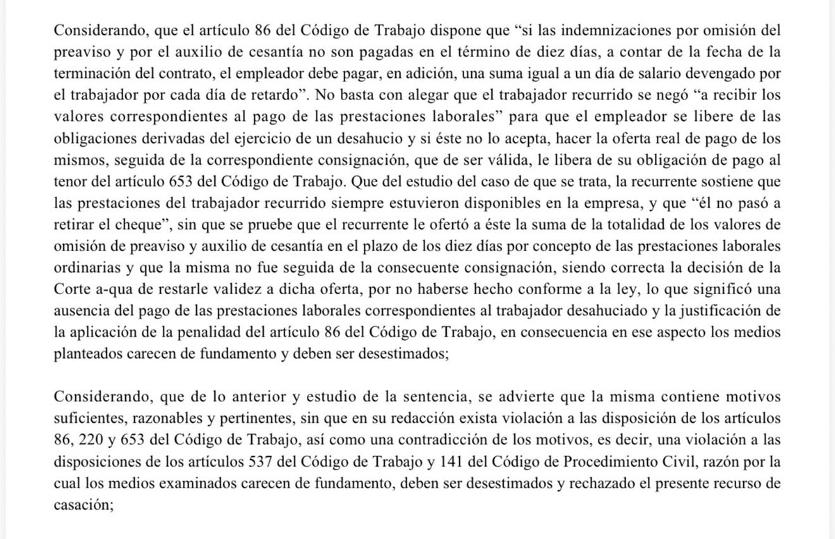 FJimenezRD's tweet photo. Desahucio y cheque de prestaciones que el trabajador no se presenta a retirar. No basta con alegar que el cheque correspondiente a las prestaciones laborales siempre estuvo disponible en la empresa y que el trabajador no pasó a retirarlo; para que el empleador se libere de las obligaciones derivadas del desahucio, debe hacer la oferta real de pago. Factum: empresa condenada al pago de prestaciones laborales y días de salario en virtud del art. 86 del Código de Trabajo, por no hacer la oferta real de pago correspondiente y limitarse a esperar que el trabajador pasara a buscar el cheque.