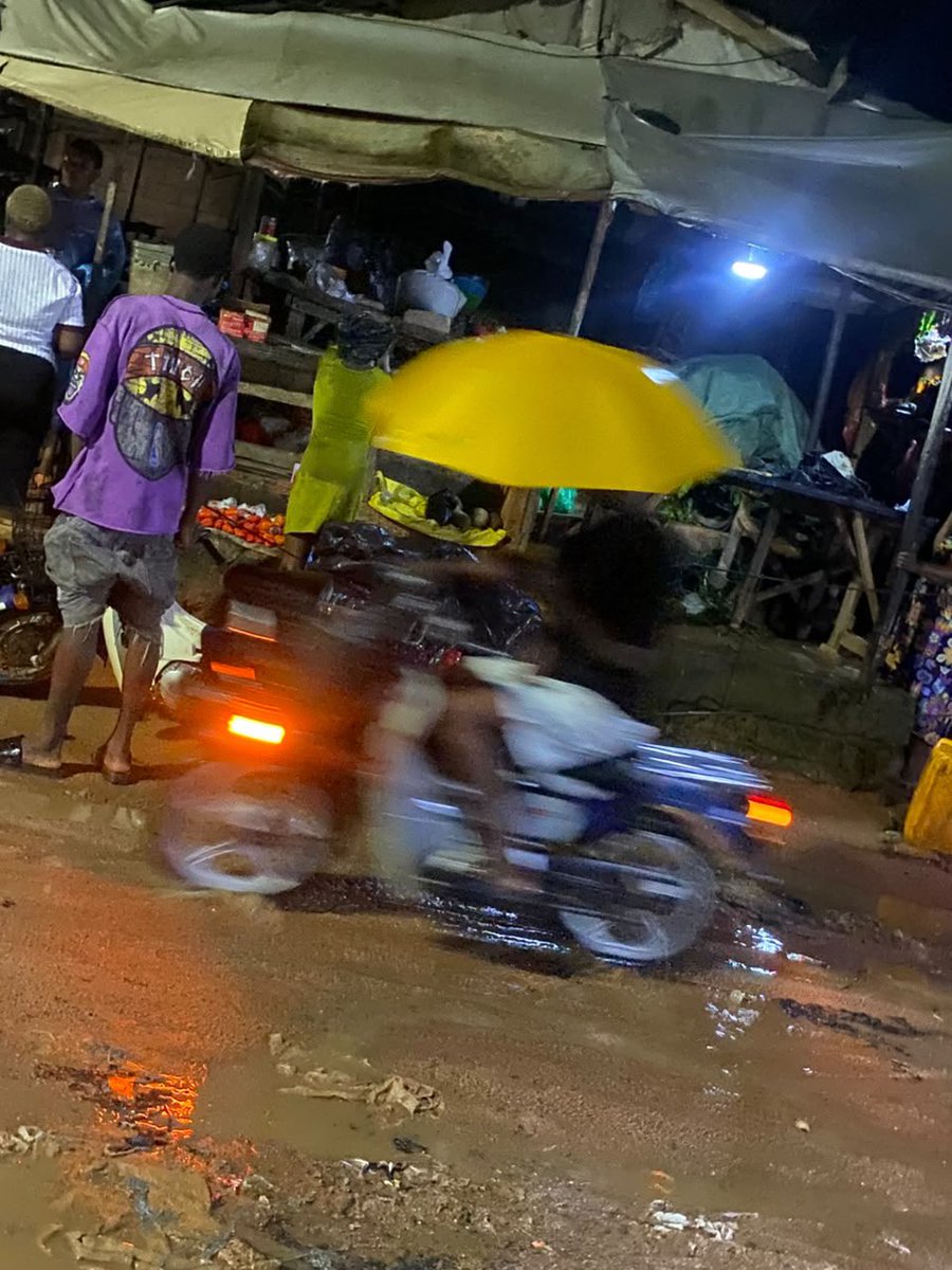 BlogNigeri67921's tweet photo. If you know Uli, you know this view. This Rainy night, market don close, but the hustle never sleeps. 🌧️🏍️ #ansugist #officialsurplus https://t.co/JfFHVrFnxG