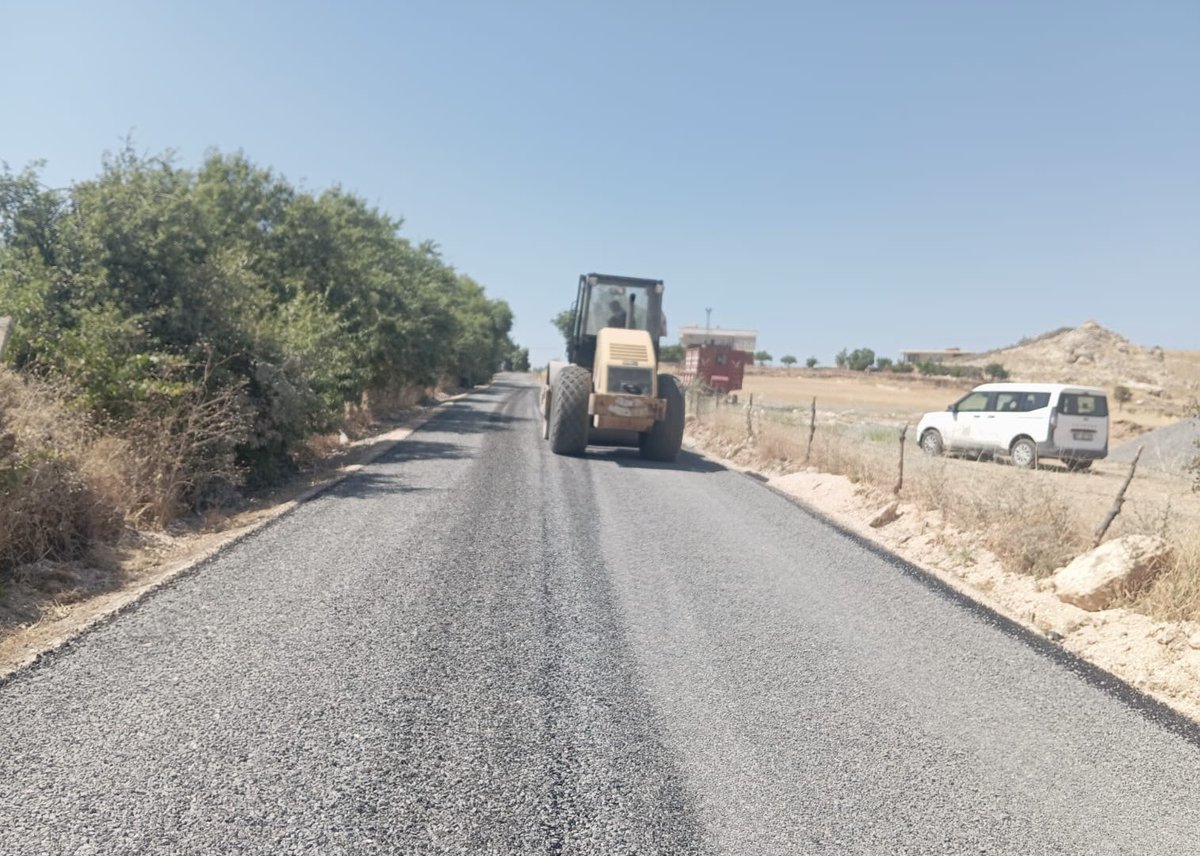 MardinBuyukshr's tweet photo. 📌Derik | Mazıdağı | Asfalt Çalışmalarımız🛣️

Mardin Büyükşehir Belediyesi olarak, Mazıdağı–Derik Devlet Yolu Yol Ayrımı ile Şenyuva Mahallesi güzergâhında asfalt çalışmalarımızı sürdürüyoruz.

Hemşehrilerimizin daha güvenli, konforlu ve kesintisiz ulaşım sağlaması için yol yapım ve asfalt çalışmalarımıza 10 İlçemizde aralıksız devam ediyoruz.

#Mardin #HuzurunŞehriMardin
#MardinBüyükşehirBelediyesi