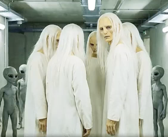 UAPWixy's tweet photo. 🚨"She recalled tall, jaundiced skin, very white-haired, wearing white nightgown type, meaning no structure, who had little Grays all around."

"She became frightened because she began picking up telepathic thoughts, and that one of the jaundiced tall ones telepathed.." 

"I apologize." 

"We're not only not alone in the universe, we are in interstellar trade for rare metals with ETs that have been helping us since the '70s."- Linda Molten Howe, @Earthfiles