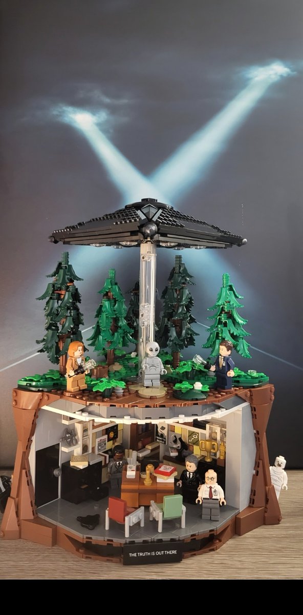 BruckmannChris's tweet photo. LEGO X-Files set: completed! 🛸 Placed it on display in front of my Season 11 frame and it’s a perfect match. Really brings the entire build to life —especially the UFO! 🛸👽 
​#LEGO #TheXFiles #AFOL https://t.co/dA6T4hmzqs