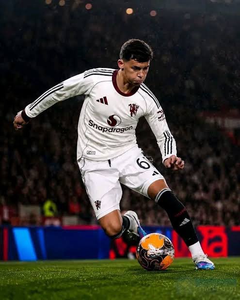 ChinoUTD's tweet photo. 🚨 Rio Ferdinand on Michael Carrick’s relationship with Shea Lacey:

“Everyone sees the talent. I wanted to know what Michael saw. So I askedd him. He smiled and said:: ‘Rio… the talent isn’t actually my favourite part.’ I looked at him surprised. He continued,

‘The best part is that he listens. One game I’ll tell him to keep it simple. Move the ball quickly. Keep the rhythm going. You watch him and you’d think he’s one of the safest passers in the league.

The next game I’ll tell him to be aggressive. Drive at defenders. Get into pockets. Win us fouls. Then suddenly he’s doing exactly that.’

That’s when I understoood what Michael meant. He wasn’t talking about a talented winger. He was talking about a player who can completely change his game depending on what’s needed.

Michael finished by saying,, ‘As a manager, there’s no better feeling than watching a player make decisions that look exactly like the ones you’ve been imagining on the touchline.’”