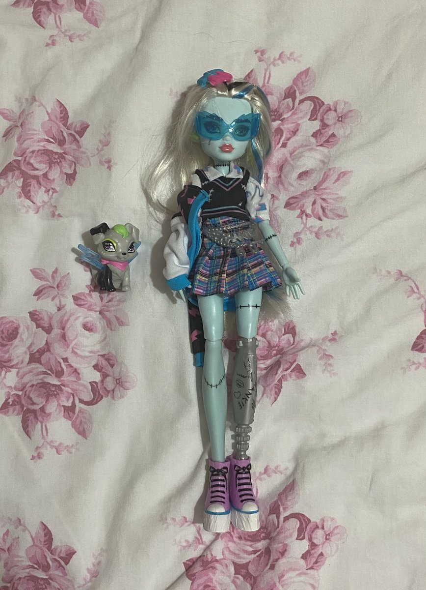 ellysxw's tweet photo. monster high g3 frankie bebeği satış 

kutusu hariç her şeyi duruyo diye biliyorum son defa bakmam lazım konuşuruzz düz 1000 tl düşündüm almak istiyosanız dm 🙇🏻‍♀️ @fandomgoodsatis @bujosatis @bujosatistr @randomgotr @bujo_satis @Monsterhighsat https://t.co/OcF8U8wkLx
