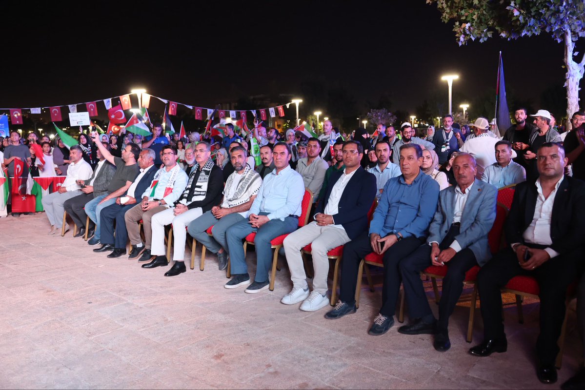 mustafayavvuz's tweet photo. Bosna-Hersek'in Srebrenitsa kentinden yola çıkan Filistin Konvoyu’nun Şanlıurfa Eyyübiye Millet Bahçesi’nde organize edilen programına katıldık.
Zor bir görev üstlenerek yola çıkan tüm aktivistlerin yolları açık olsun.
Rabbim zorluklarını kolaylaştırsın.
Peygamberler şehrinden sabrın ve direnişin sembolü şehitler diyarı #Kudüs’e, #Gazze’ye, #Filistin’e binlerce selam…
“Eğer zalim ısrarla zulme devam ediyorsa bil ki sonu yakındır.
Eğer mazlum da ısrarla direniyorsa bil ki zafer yakındır…”
Zafer inananlarındır inşallah…