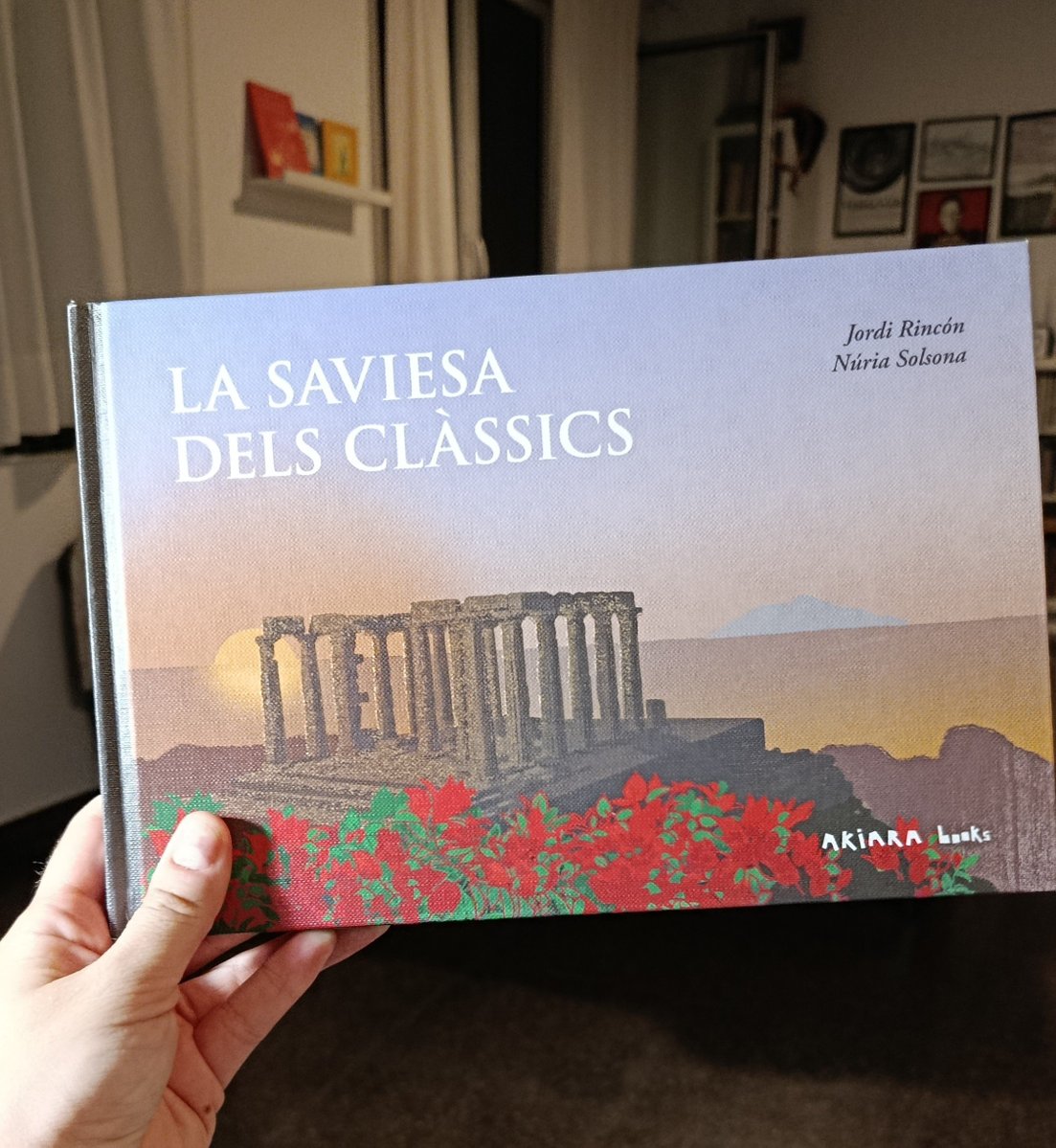 martacava's tweet photo. Ara que està tan de moda el món clàssic, l'editorial @akiarabooks va editar fa uns mesos una proposta interessant per acostar aquest tema als adolescents: trenta aforismes del llatí i del grec, ben explicats i amb il·lustracions precioses. Un bon material pels instituts. https://t.co/Yy6GztUdvF