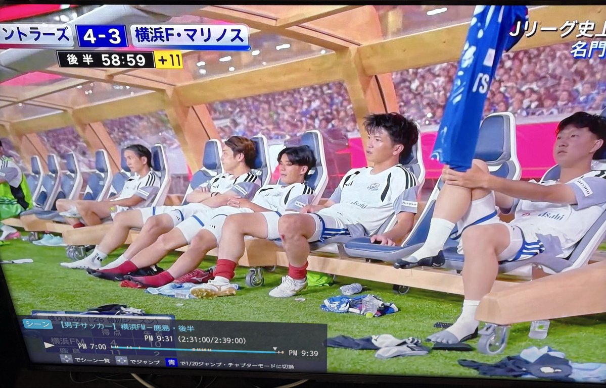 yuyu4102001's tweet photo. 鹿島アントラーズのベンチは逆転されてもこの雰囲気にはならない。19歳も海外選手もゴール後にすぐにボールを持ってセンターに向かう。
些細なことですが、こういう小さいところの積み重ねる選手達と文化を尊敬します。 https://t.co/7Tf6vywMfN