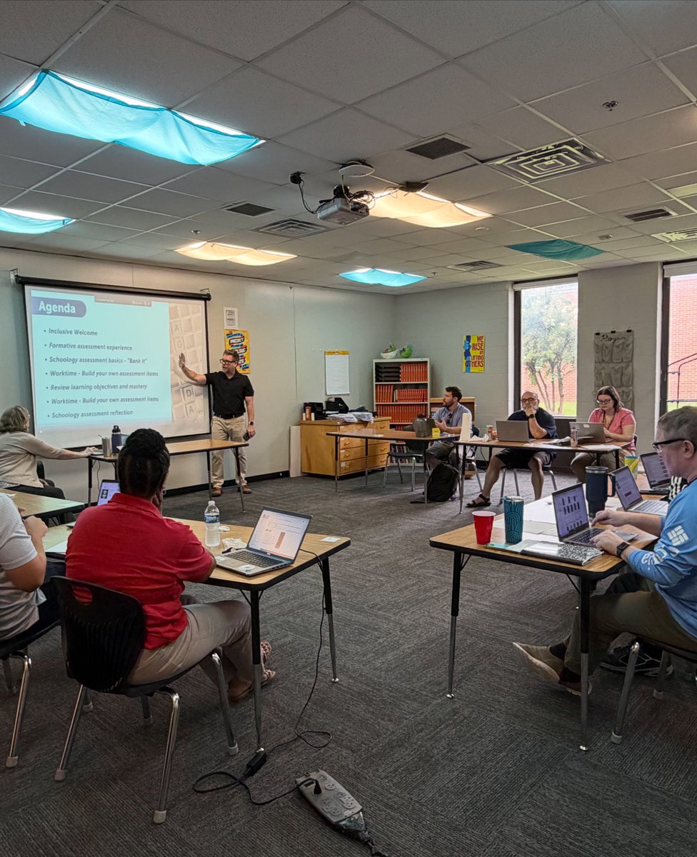 ECHS_MNPS's tweet photo. Our @ECHS_MNPS Team has been prepping & planning, & we can’t wait to start the2️⃣0️⃣2️⃣6️⃣➖2️⃣0️⃣2️⃣7️⃣ academic year next week on Tuesday, 8/11 🎉! The best is yet to come 💚🎓🤍! #ECHSLevelUp #HSDualEnrollment https://t.co/kQBLSNr4te
