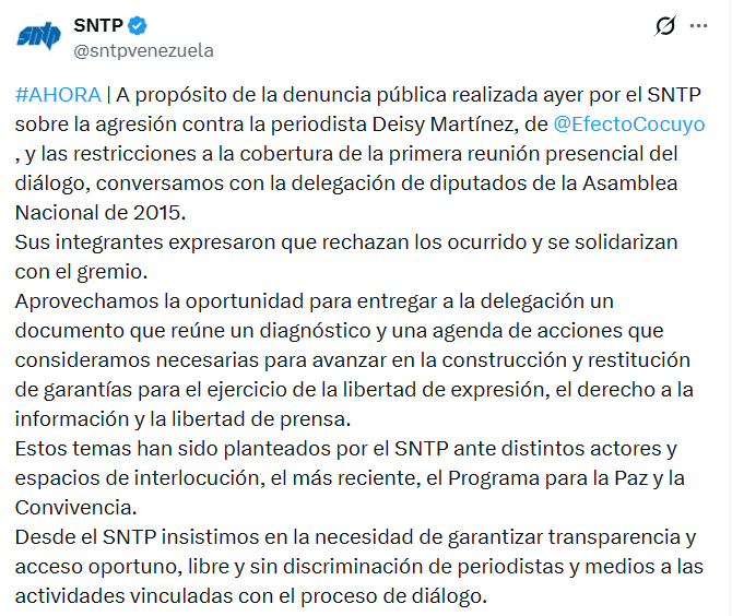 eldiario's tweet photo. #7Ago | El Sindicato Nacional de Trabajadores de la Prensa (@sntpvenezuela) se reunió este viernes con la delegación de la Asamblea Nacional electa en 2015, entre ellos, su presidenta Dinorah Figuera. 

El SNTP indicó que la delegación expresó su rechazo a la agresión contra la periodista Deisy Martínez, del medio Efecto Cocuyo, quien fue abordada a la salida de La Carlota, en Caracas, por unos seis hombres que se desplazaban en motocicletas y portaban armas, quienes revisaron su teléfono, borraron las imágenes que había tomado y fotografiaron su carnet.

Asimismo, el sindicato entregó un documento que reúne “una agenda de acciones” que la organización, según afirmó, considera “necesarias para avanzar en la construcción y restitución de garantías para el ejercicio de la libertad de expresión, el derecho a la información y la libertad de prensa” en Venezuela.

“Desde el SNTP insistimos en la necesidad de garantizar transparencia y acceso oportuno, libre y sin discriminación de periodistas y medios a las actividades vinculadas con el proceso de diálogo”, aseveró el gremio.