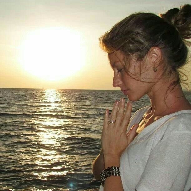 cardanlov's tweet photo. minha amiga falou que a adaptação vai ficar igual aquelas novelas indianas quando o cardan se transformar numa cobra https://t.co/sFEgr1iwsi