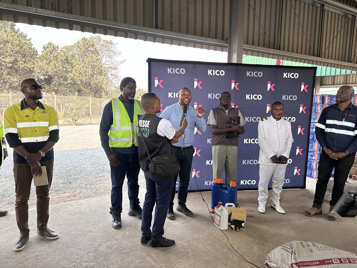 CongolaisOce's tweet photo. Accompagnement des communautés de #Kaponda et #Kipushi dans la remise des intrants agricoles par #KICO , une étape clé de la mise en œuvre de leurs projets communautaires. 🤝🌾
#KICO #CahierDesCharges #DéveloppementLocal #RSE https://t.co/lFNrk1Vdlj