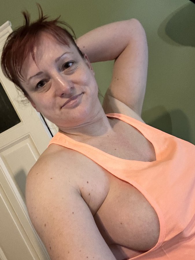 Christine517v's tweet photo. Would you date a 42 yo woman?    
◯ Yes     
◯ No     
◯ Depends https://t.co/LiztHXgkpc