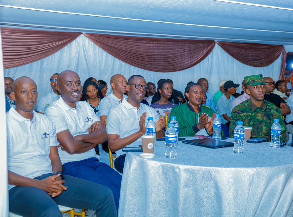 RwandaLocalGov's tweet photo. Ku mugoroba, Minisitiri @Dominiquehab yifatanyije n'abaturage ba @NyanzaDistrict mu gitaramo ngarukamwaka cya #NyanzaTwataramye, cyabaye ku nshuro ya 12, gitegurwa mu rwego rwo kwizihiza Umuganura no gusigasira umuco nyarwanda.

Minisitiri yifurije Abanyarwanda Umuganura mwiza, avuga ko umuganura ari isoko y'ubumwe n'ishingiro ryo kwigira, bishingiye ku gukunda umurimo, kwihesha agaciro no kwimakaza indangagaciro z'umuco nyarwanda zirimo ubumwe, ubudaheranwa, ubupfura no gukunda Igihugu.

Yavuze ko #NyanzaTwataramye ari urubuga rwo kwishimira ibyo abaturage bagezeho, guhiganwa mu bikorwa by'iterambere no gukomeza kubungabunga umurage w'umuco Nyarwanda.

Yasabye kurwanya ubunebwe, ibiyobyabwenge n'izindi ngeso mbi zidindiza urubyiruko, anashishikariza ababyeyi gutoza abana indangagaciro nziza zirimo ubupfura, kuba abanyakuri no gukunda Igihugu.

Yibukije ko nta kivugo cyo kunywa inzoga cyangwa ibiyobyabwenge gihari, asaba abaturage gufatanya mu kurandura ibinyobwa n'inzoga bitujuje ubuziranenge no gutanga amakuru ku babihisha. 

Yashimiye abitabiriye iki gitaramo n'abizihije Umuganura hirya no hino mu gihugu.