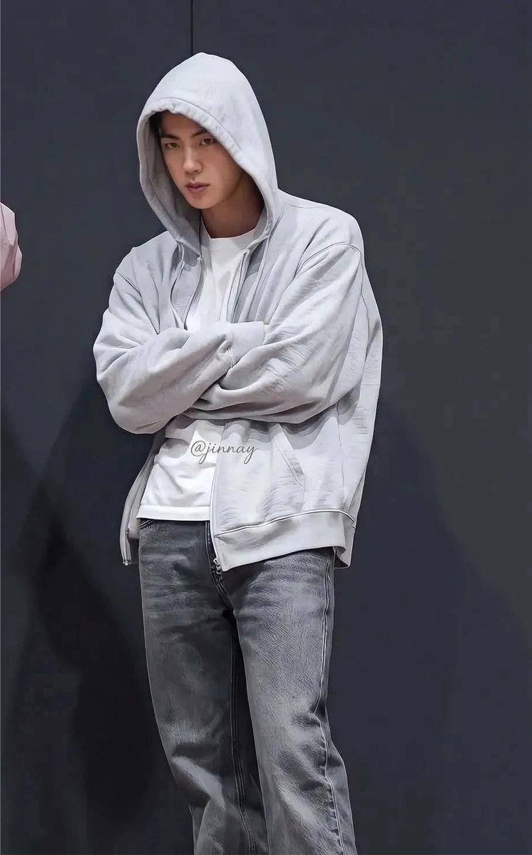 cynthiaseyes12's tweet photo. “He likes to walk around with his arms crossed” 😭😭 https://t.co/QNVjK84hZt