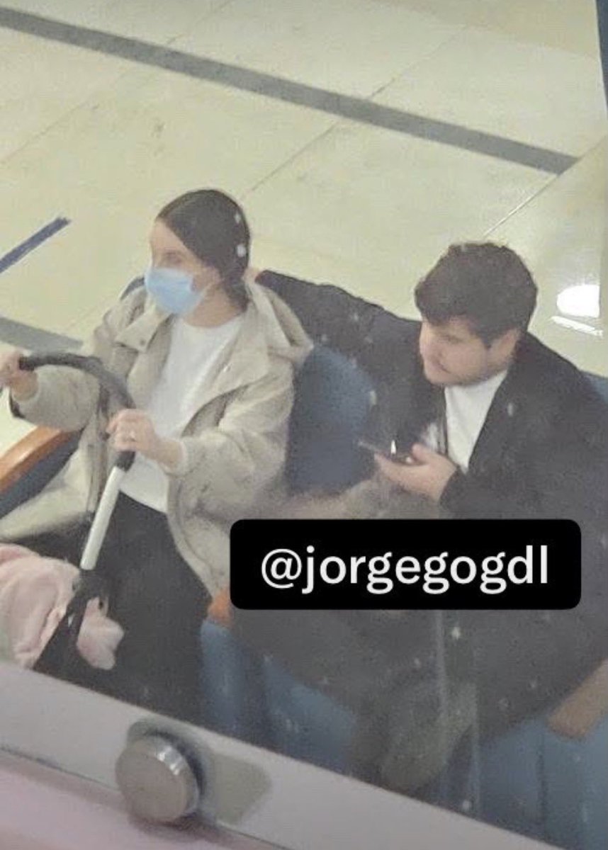 enriquemunozFM's tweet photo. La Dinamarca de la 4T tiene una pequeña cláusula en letras chiquitas: parece que no aplica para la familia López Beltrán.

Según las imágenes difundidas, Bobby López Beltrán fue captado en el Hospital ABC de Santa Fe, un hospital privado.

Y uno, con toda inocencia, pregunta: si durante años nos vendieron que el sistema público de salud mexicano estaría “mejor que Dinamarca”, ¿por qué no aprovechar semejante maravilla?

¿IMSS-Bienestar para el pueblo y ABC para la familia?

Qué curioso socialismo: la salud pública se presume en el discurso y la privada se disfruta cuando toca usarla.

La austeridad republicana también tiene seguro de gastos médicos mayores.

@jorgegogdl