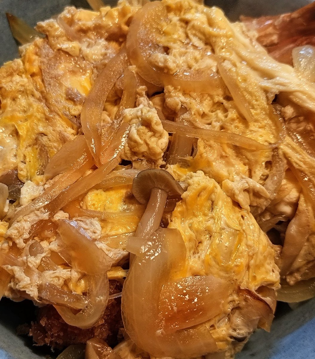 2280tomohiro's tweet photo. えびフライ卵とじ丼😋 https://t.co/BcHfVPoHrJ