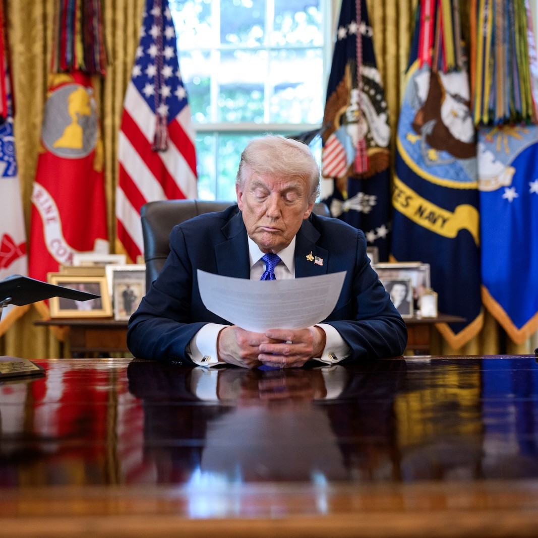 CoinMarketCap's tweet photo. LATEST: 🇺🇸 President Trump says he'd accept putting his crypto in a blind trust under the CLARITY Act, noting, "I don't run my stuff anyway. I let my kids run it." https://t.co/REbQ6Rfrnf