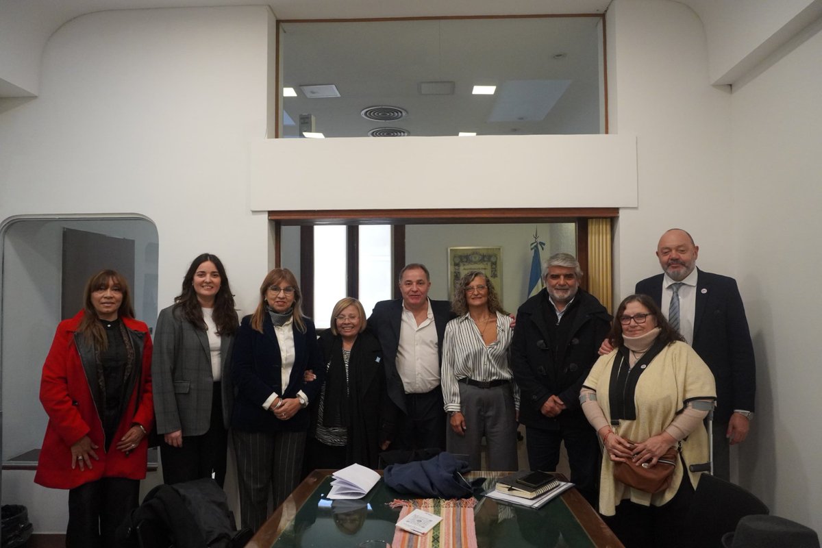 waltercorreaok's tweet photo. Frente al avance del desmantelamiento y el vaciamiento de los organismos del Estado que lleva adelante el Gobierno nacional, desde la Provincia de Buenos Aires nos plantamos en defensa de nuestra soberanía.

Junto a mis pares de La Pampa, La Rioja, Santiago del Estero y Tierra del Fuego, firmamos un documento que presentamos ante el Consejo Federal del Trabajo. Exigimos el respeto pleno al sistema federal y a las facultades de policía laboral que las provincias nunca delegamos.

La convocatoria al CFT no puede ser un mero gesto formal o protocolar. Demandamos el cumplimiento efectivo de los dictámenes de la OIT para asegurar un diálogo social tripartito real y frenar el debilitamiento deliberado de la administración del trabajo en la Argentina.