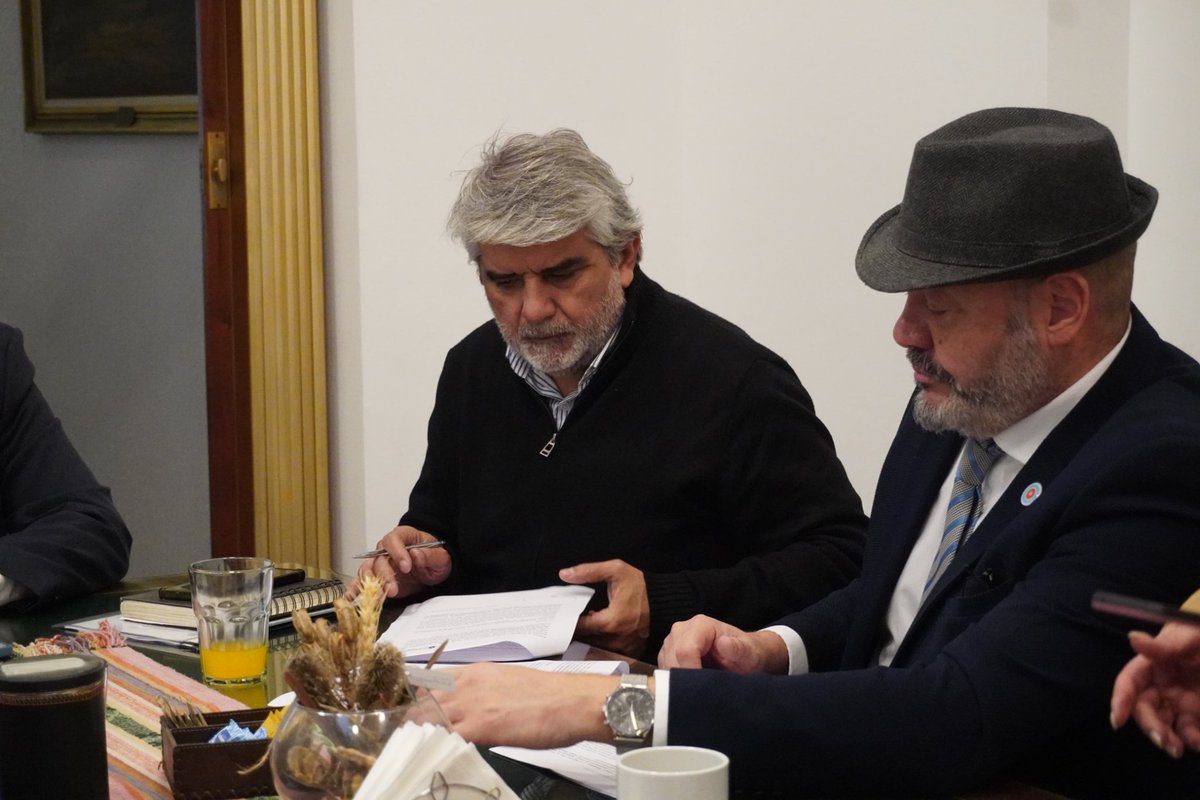 waltercorreaok's tweet photo. Frente al avance del desmantelamiento y el vaciamiento de los organismos del Estado que lleva adelante el Gobierno nacional, desde la Provincia de Buenos Aires nos plantamos en defensa de nuestra soberanía.

Junto a mis pares de La Pampa, La Rioja, Santiago del Estero y Tierra del Fuego, firmamos un documento que presentamos ante el Consejo Federal del Trabajo. Exigimos el respeto pleno al sistema federal y a las facultades de policía laboral que las provincias nunca delegamos.

La convocatoria al CFT no puede ser un mero gesto formal o protocolar. Demandamos el cumplimiento efectivo de los dictámenes de la OIT para asegurar un diálogo social tripartito real y frenar el debilitamiento deliberado de la administración del trabajo en la Argentina.