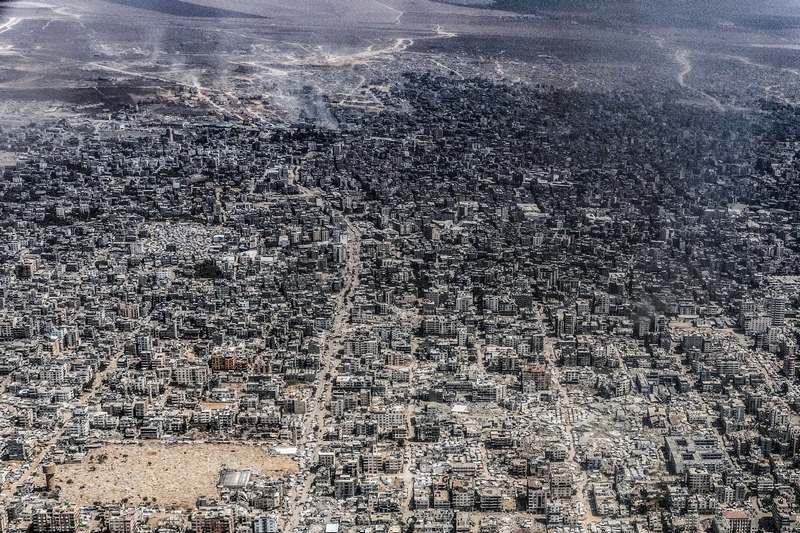 Hakeam's tweet photo. ماذا لو عاد يوم السادس من أكتوبر 2023 ؟

ماذا لو عاد ذلك اليوم .. ونحن نعرف كل ما سيأتي بعده؟

هل كان أحد سيتخيل أن السنوات التالية ستحمل كل هذا القدر من الدم، والفقد، والدمار، والتشريد، والجوع، والانتظار؟

هل كان أحد سيتصور أن تُمحى عائلات بأكملها، وأن تبقى جثامين الشهداء تحت الركام لأعوام، وأن تتحول غزة إلى عنوان لأكبر مأساة إنسانية في تاريخها الحديث؟

ربما لو عاد ذلك اليوم .. لتمنى الجميع أن تتوقف عقارب الساعة قبل أن تبدأ كل هذه الفصول الثقيلة.

لكن الزمن لا يعود .. وما بقي هو ذاكرة مثقلة بالشهداء، ومدن أنهكها الركام، وقلوب لم تعد كما كانت.

اللهم ارحم شهداء غزة، واحفظ أهلها، واكتب لهذه الأرض فرجًا قريبًا.