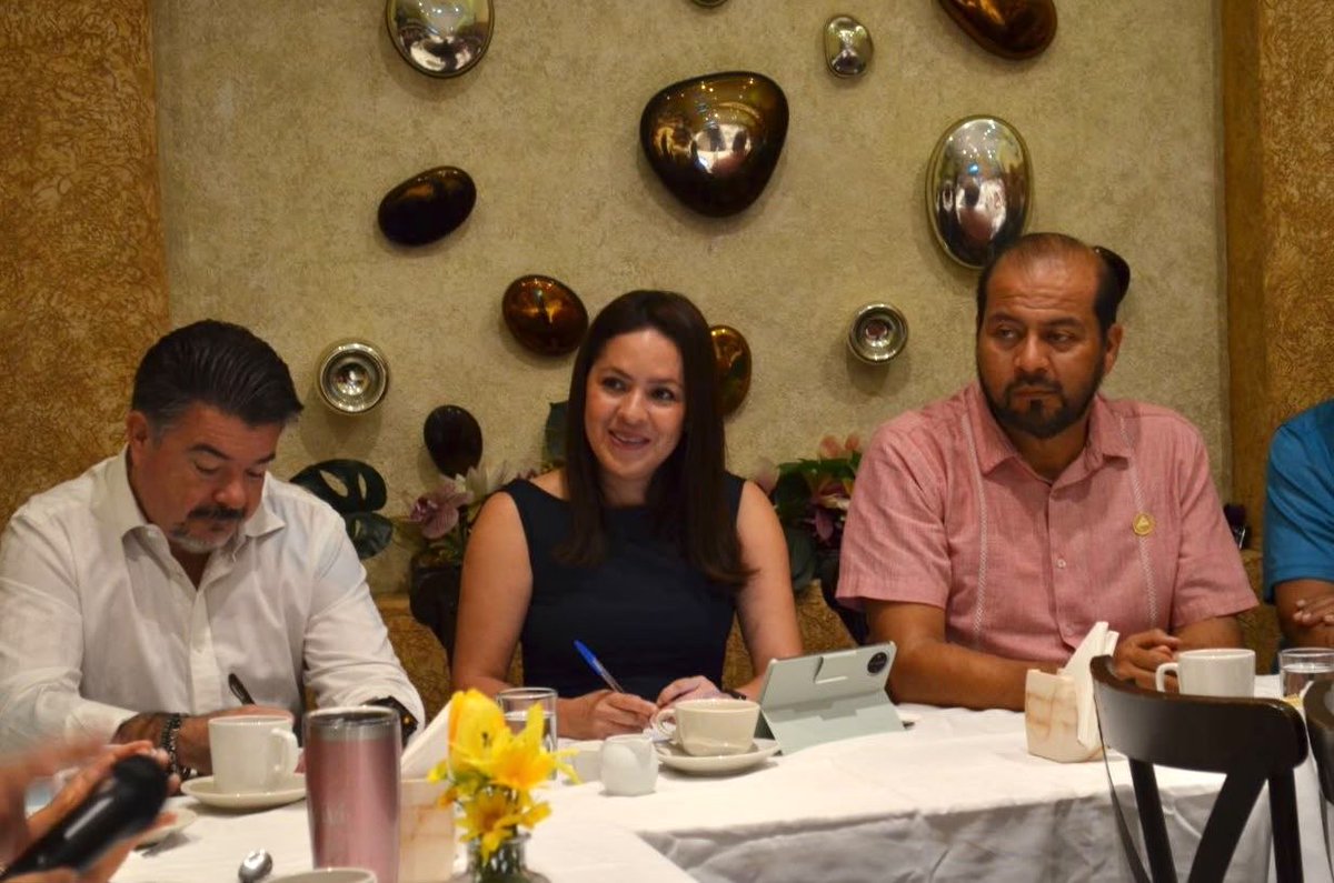 karencastrejont's tweet photo. La grandeza de Guerrero se construye escuchando y trabajando de la mano con quienes impulsan su economía. 

Gracias a la CANACO SERVYTUR Acapulco por este espacio de diálogo e intercambio de ideas para seguir fortaleciendo a nuestro estado. https://t.co/glw8oZlgCR
