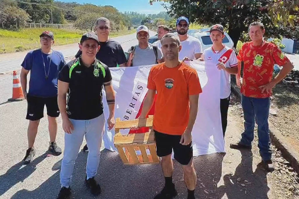 republiqueBRA's tweet photo. 🏃🏻 🇧🇷 Em meio às idas e vindas sobre a candidatura de Cleitinho ao governo de Minas Gerais, Gleidson Azevedo, irmão do parlamentar, convoca uma caminhada de 40 km para pressionar o partido a lançar a candidatura. https://t.co/atTs7TofCO