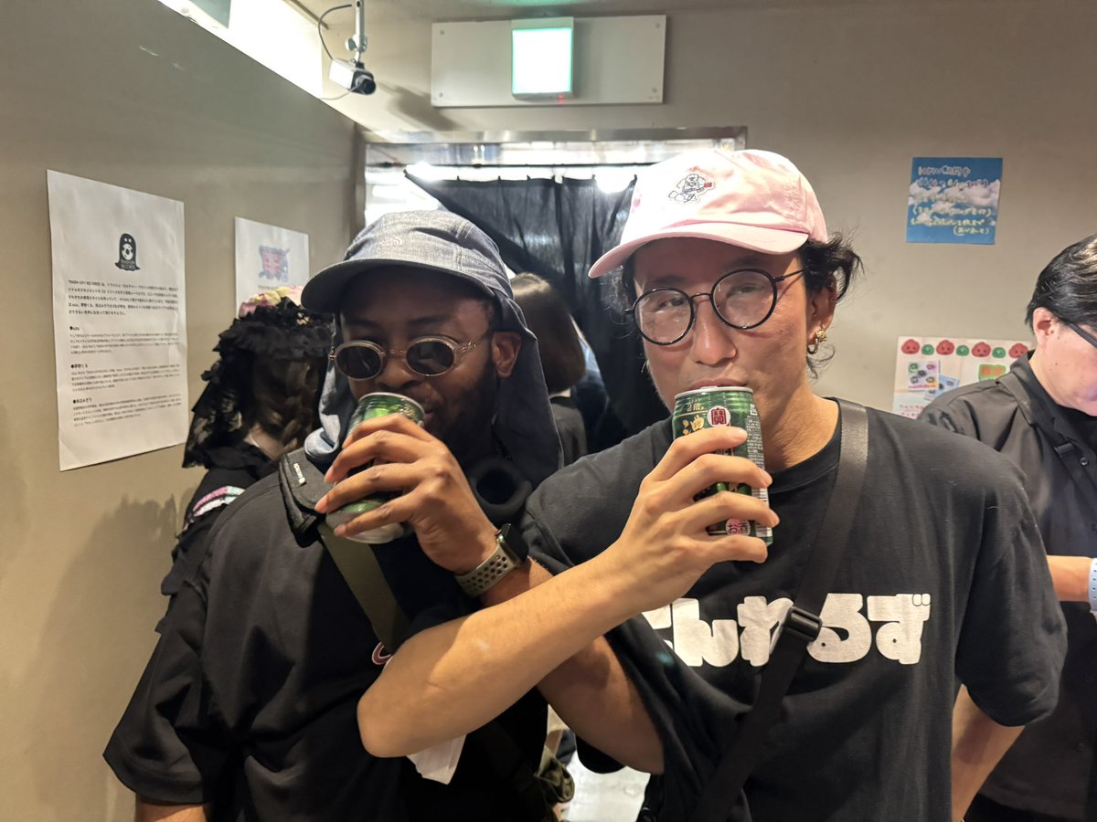 yumeae_nakano's tweet photo. 広井王子のトークショー
と
うめすごpopupに寄ってくれて乾杯した
#Knxwledge
楽しみ。
#夢で逢えたら
#Vジャンプ https://t.co/WaHMLY87PI
