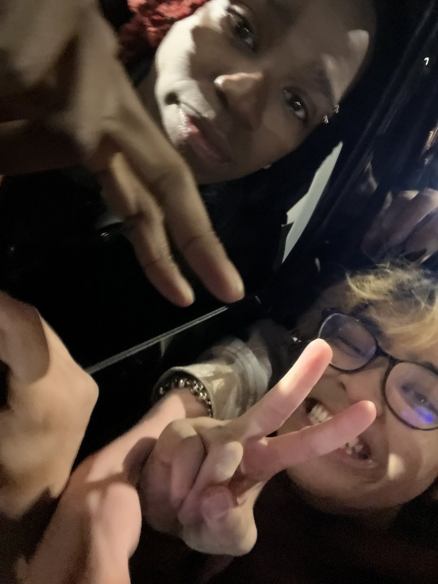 ipromiseuslatt's tweet photo. #ASKDC will you do meet and greet packages for heaven offline tour??? also i love you dc!! https://t.co/BpusxzrZEn