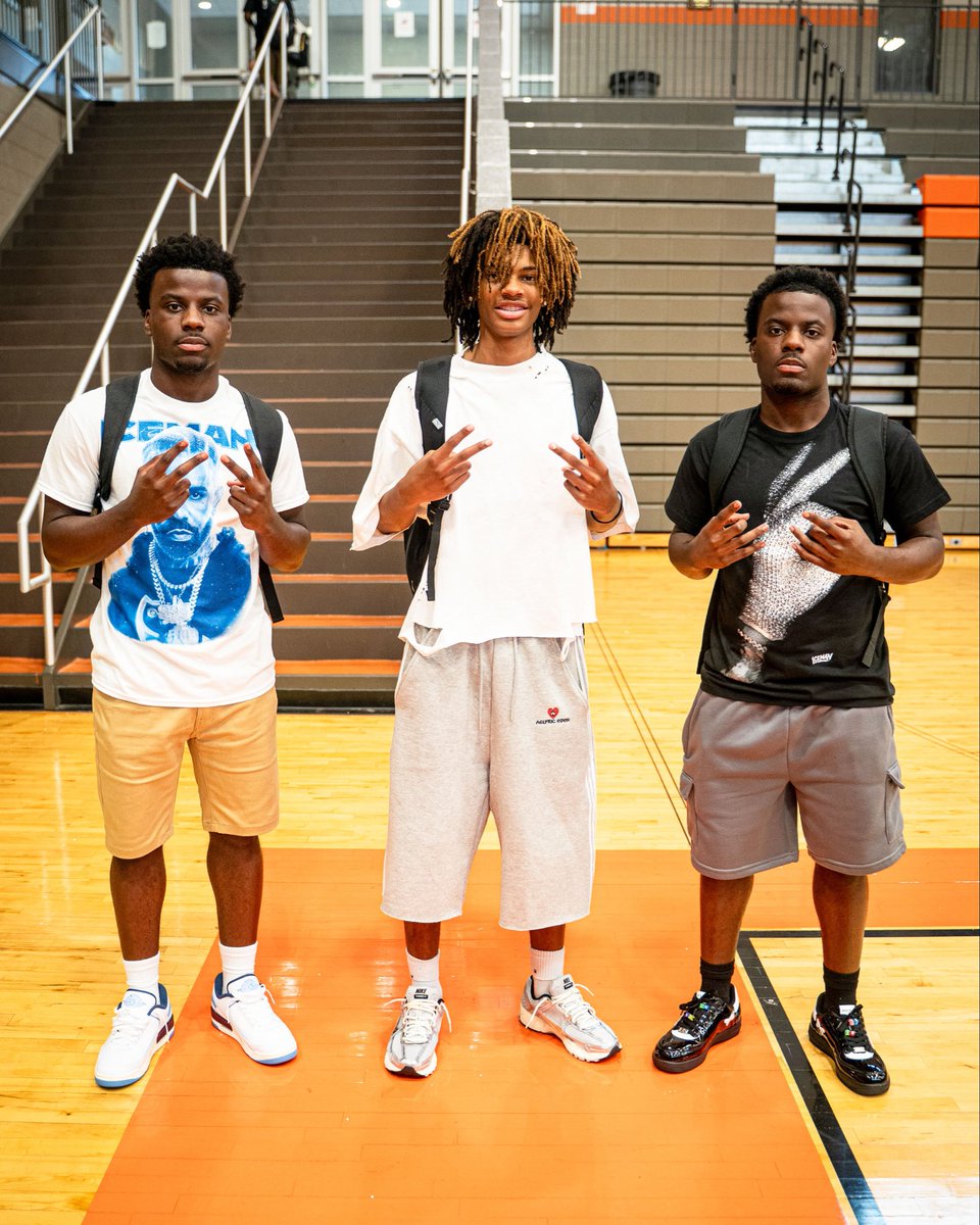 GrissomHoops's tweet photo. First week back ✅ 📚✏️ https://t.co/2Uv48LitmP