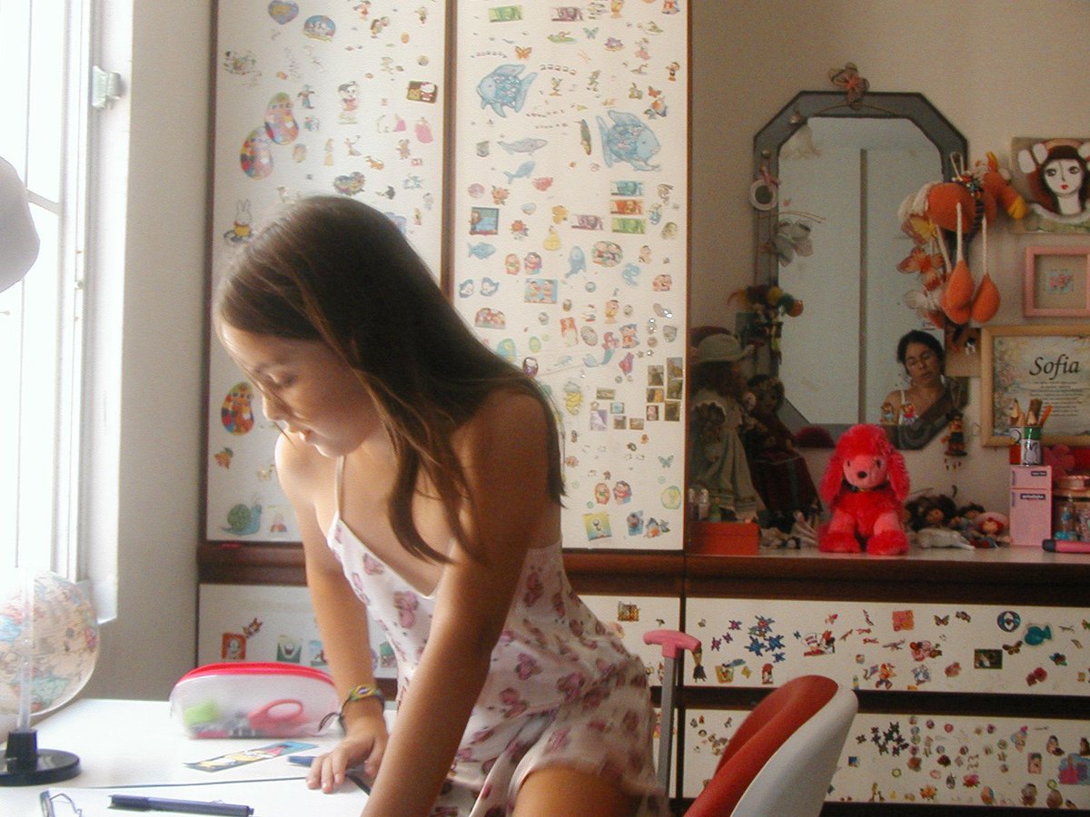 sofiacrvo's tweet photo. a insanidade que era o meu armário quando eu era pequena https://t.co/gpEefgC6yx